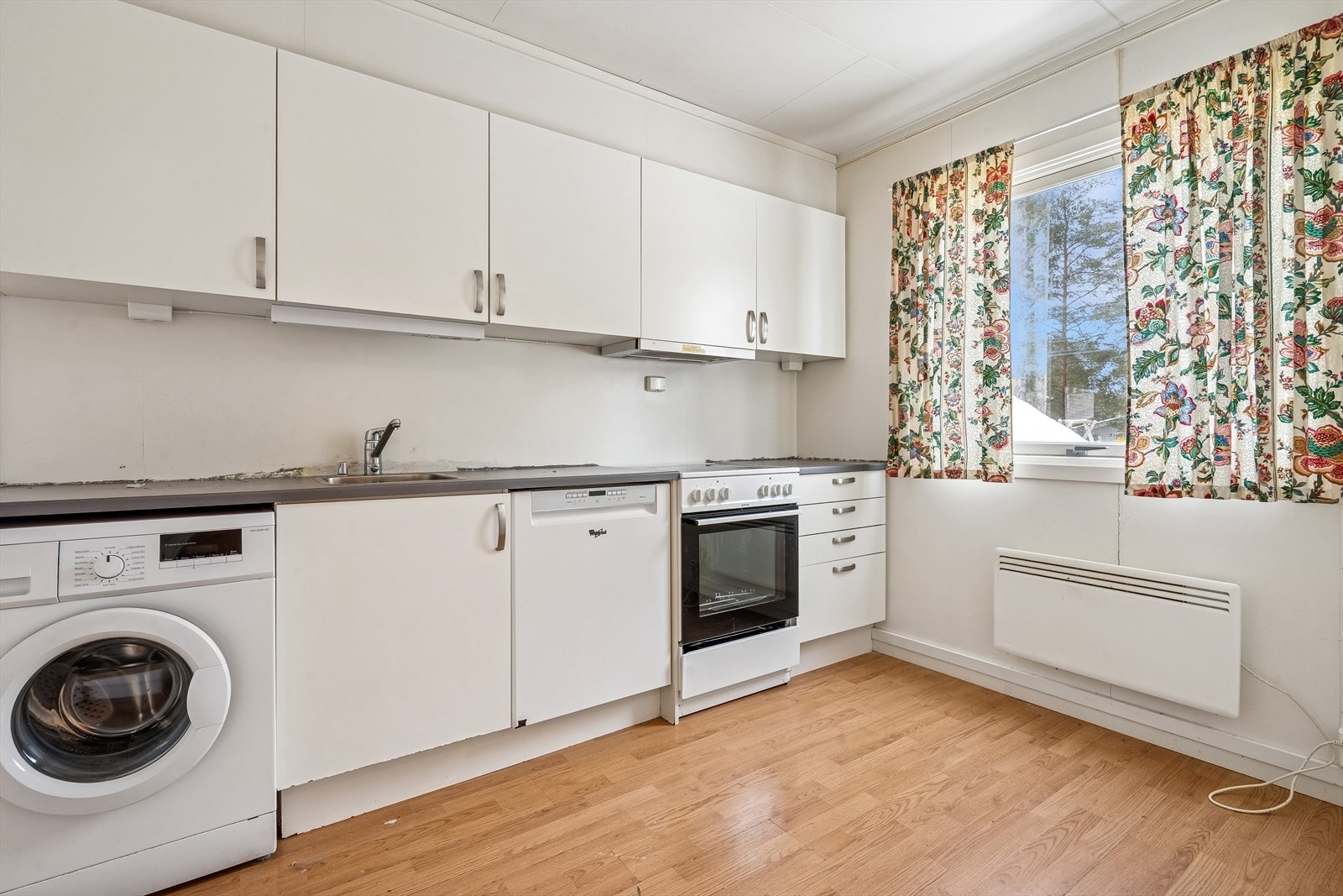 Kjøkkeninnredningen har slette fronter og godt med benke- og skapplass. Galleribilde