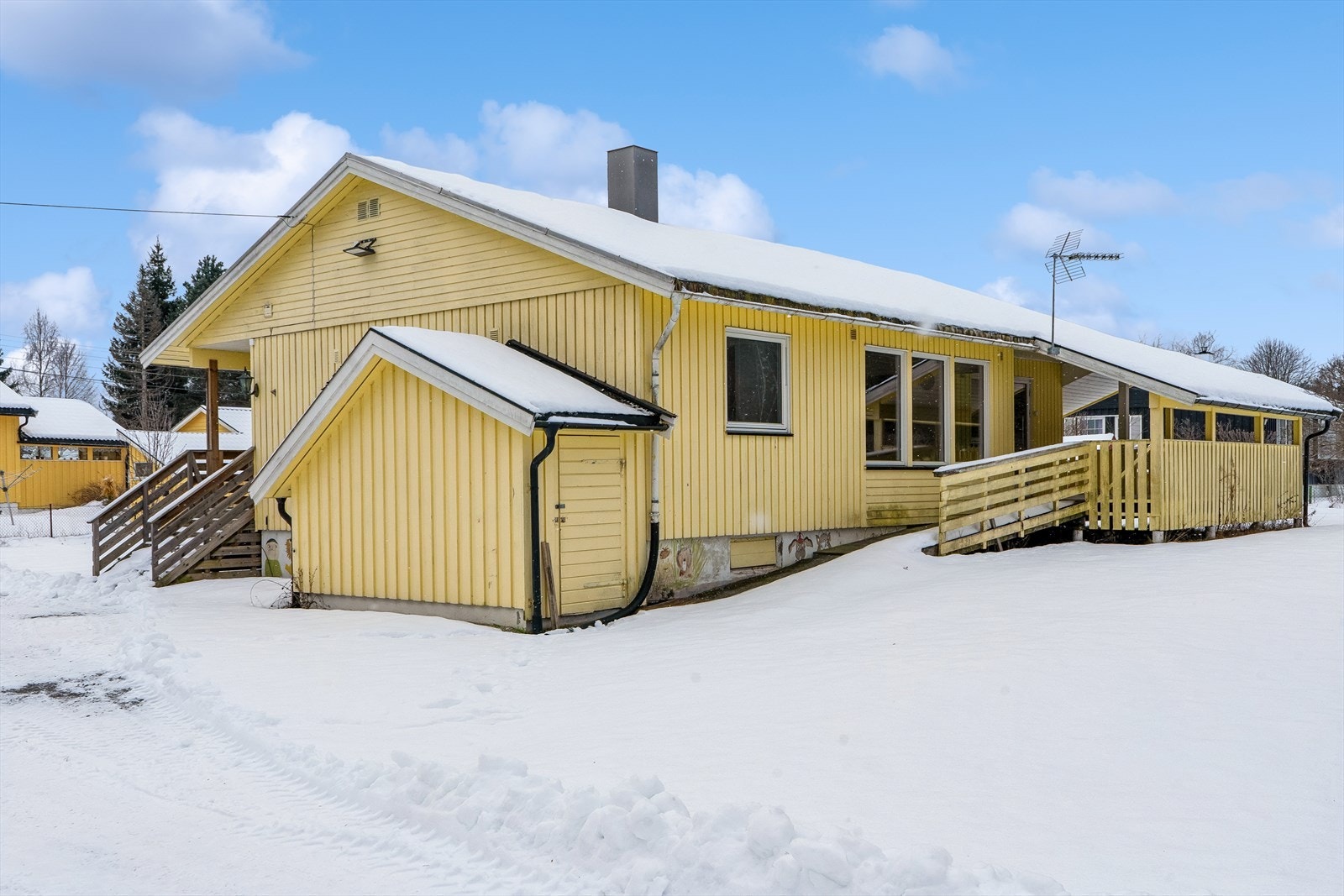 Praktisk, overbygget kjellernedgang med utvendig adkomst til felles bodarealer. Galleribilde