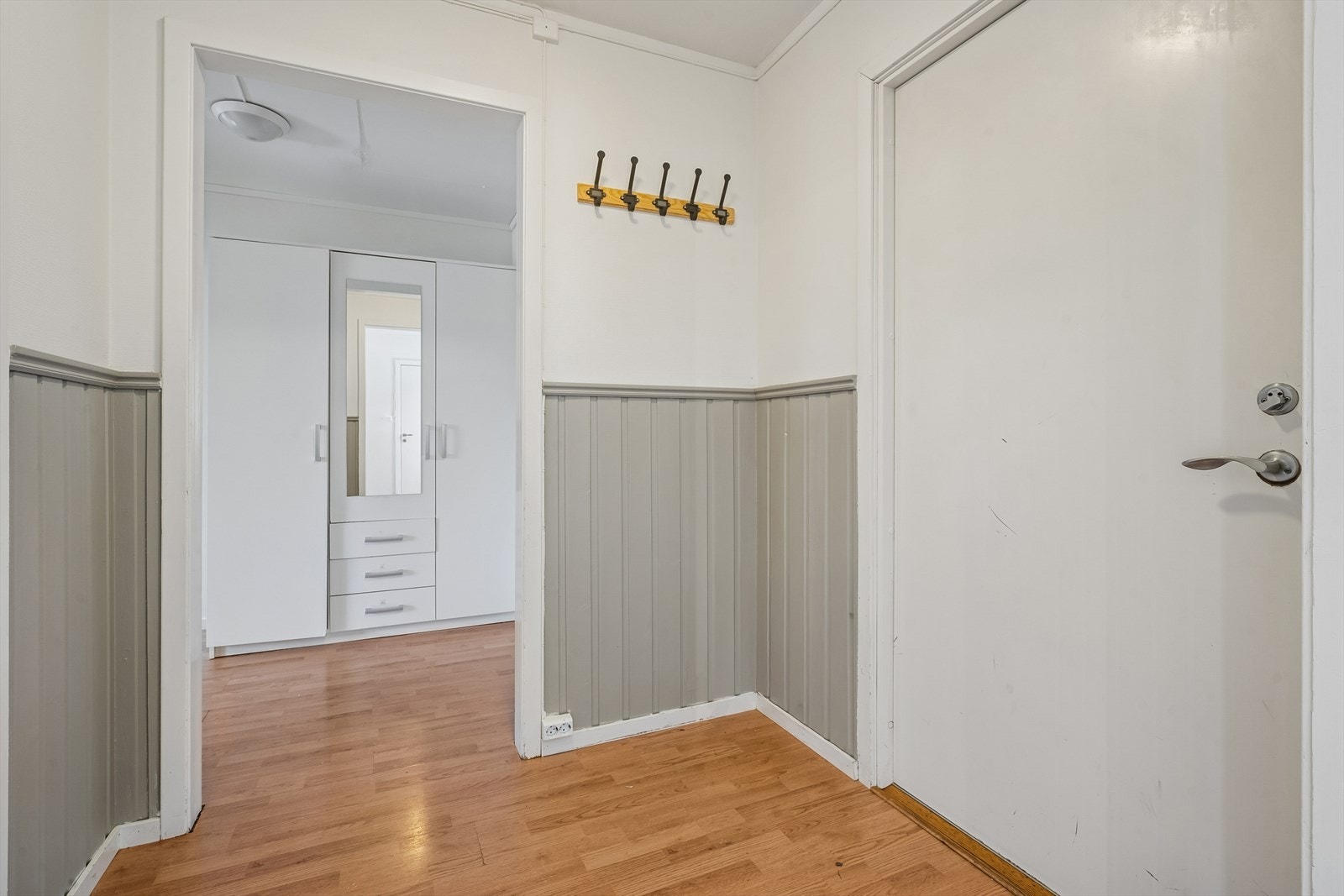 Entréen har plass til oppheng av yttertøy og adkomst til et av soverommene. Galleribilde