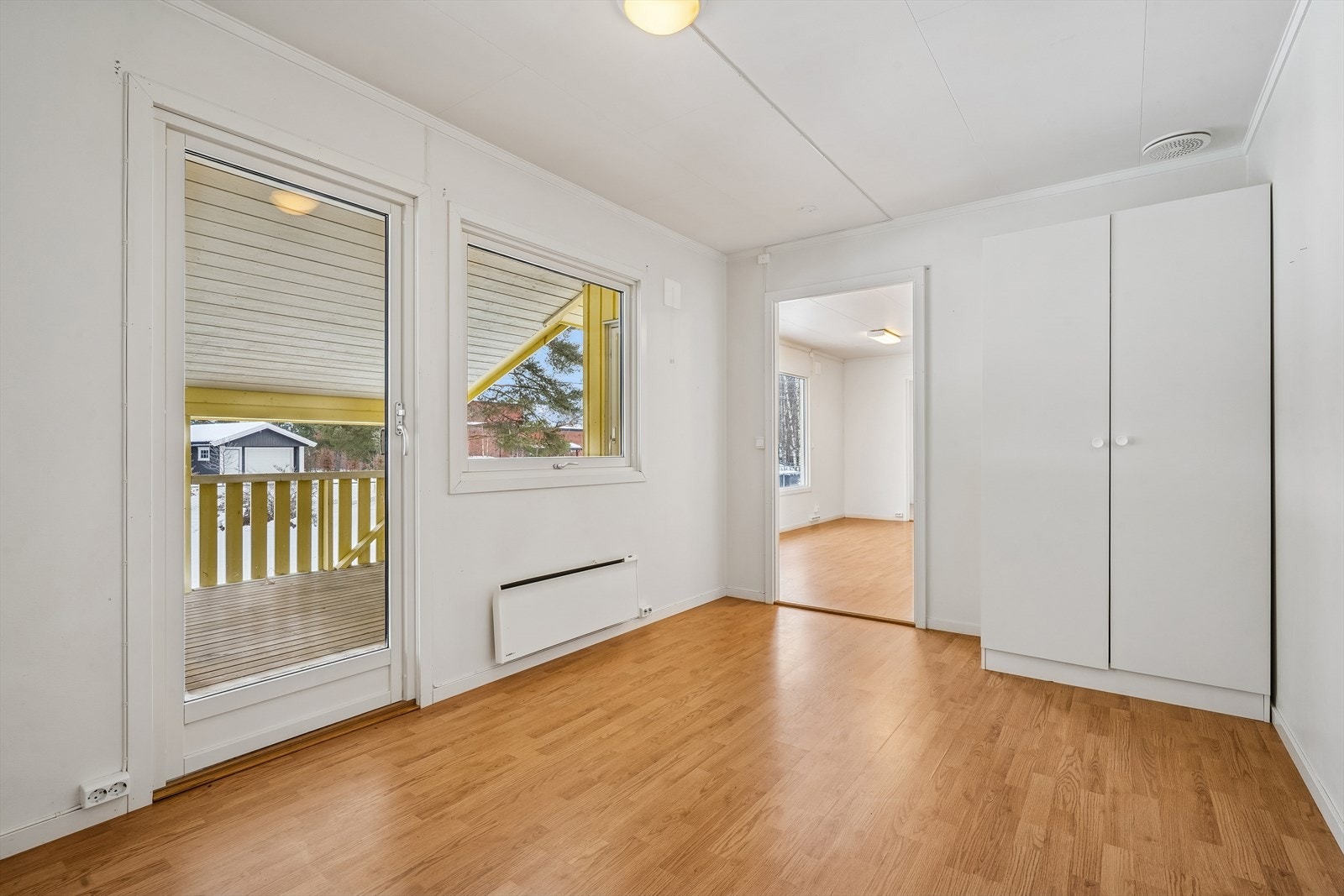 Det ene av enhetens to soverom har egen utgang til terrassen. Galleribilde