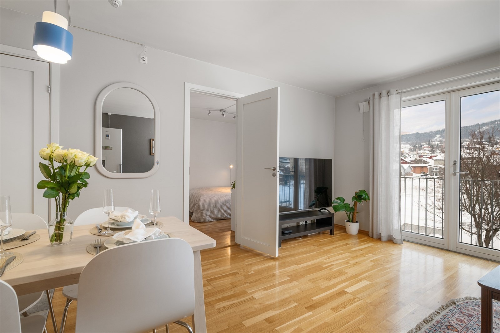 Spiseplassen er en naturlig del av oppholdsrommet med tilknytning til kjøkken. Galleribilde