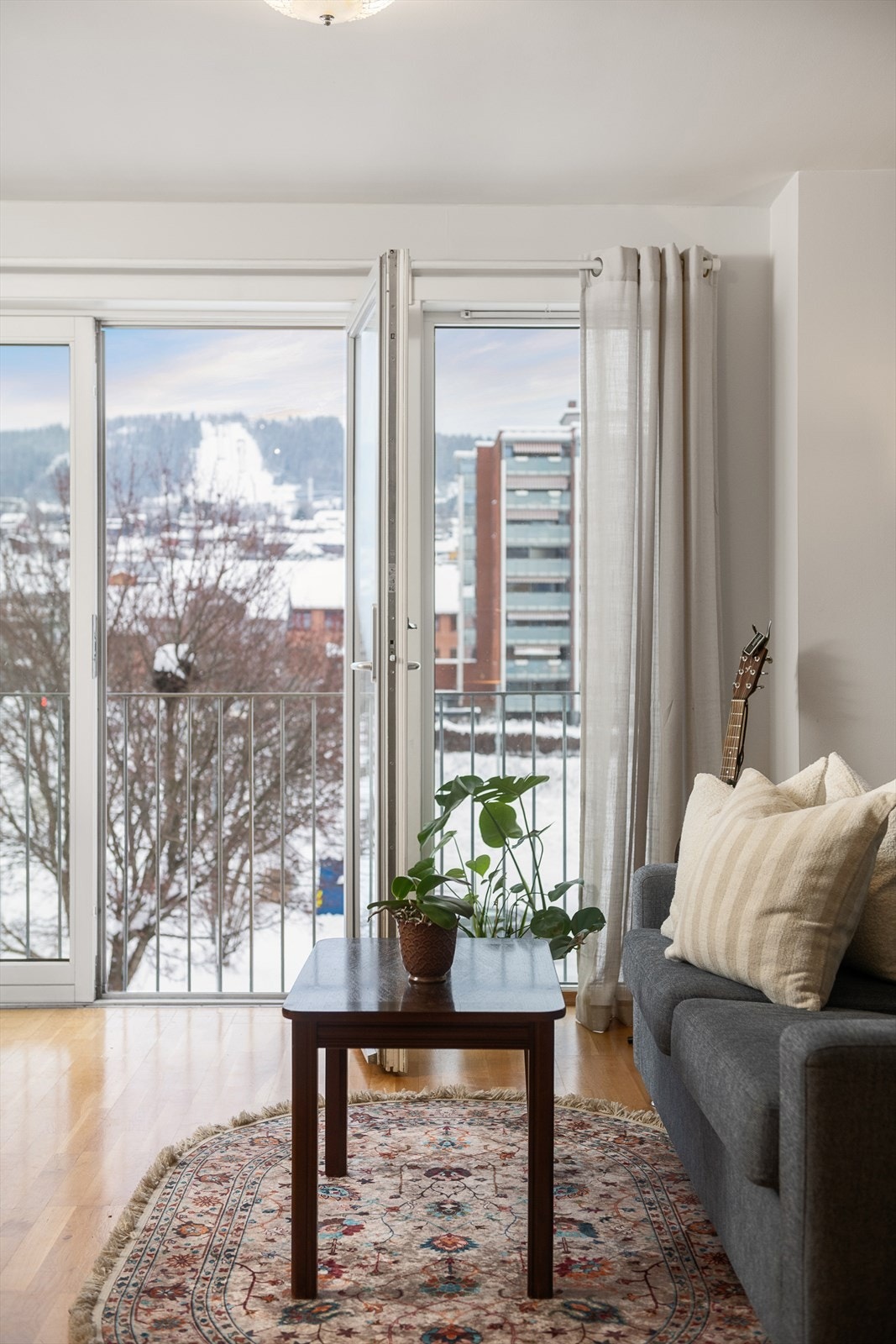 Fra stuen har man utsikt mot Lysgårdsbakken. Galleribilde