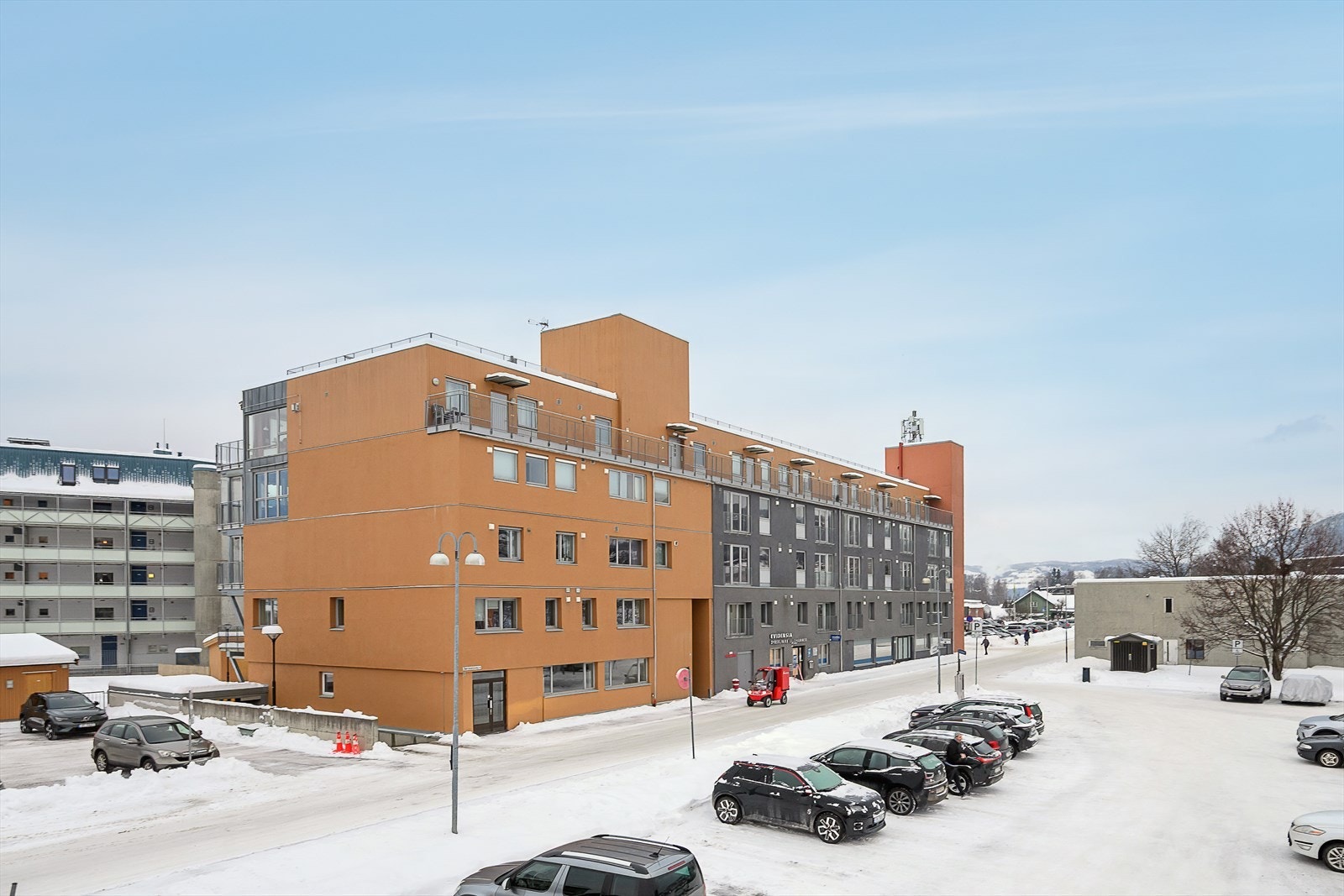 Veldrevet boligsameie med heis og felles parkeringsplass på sørsiden av bygget. Galleribilde