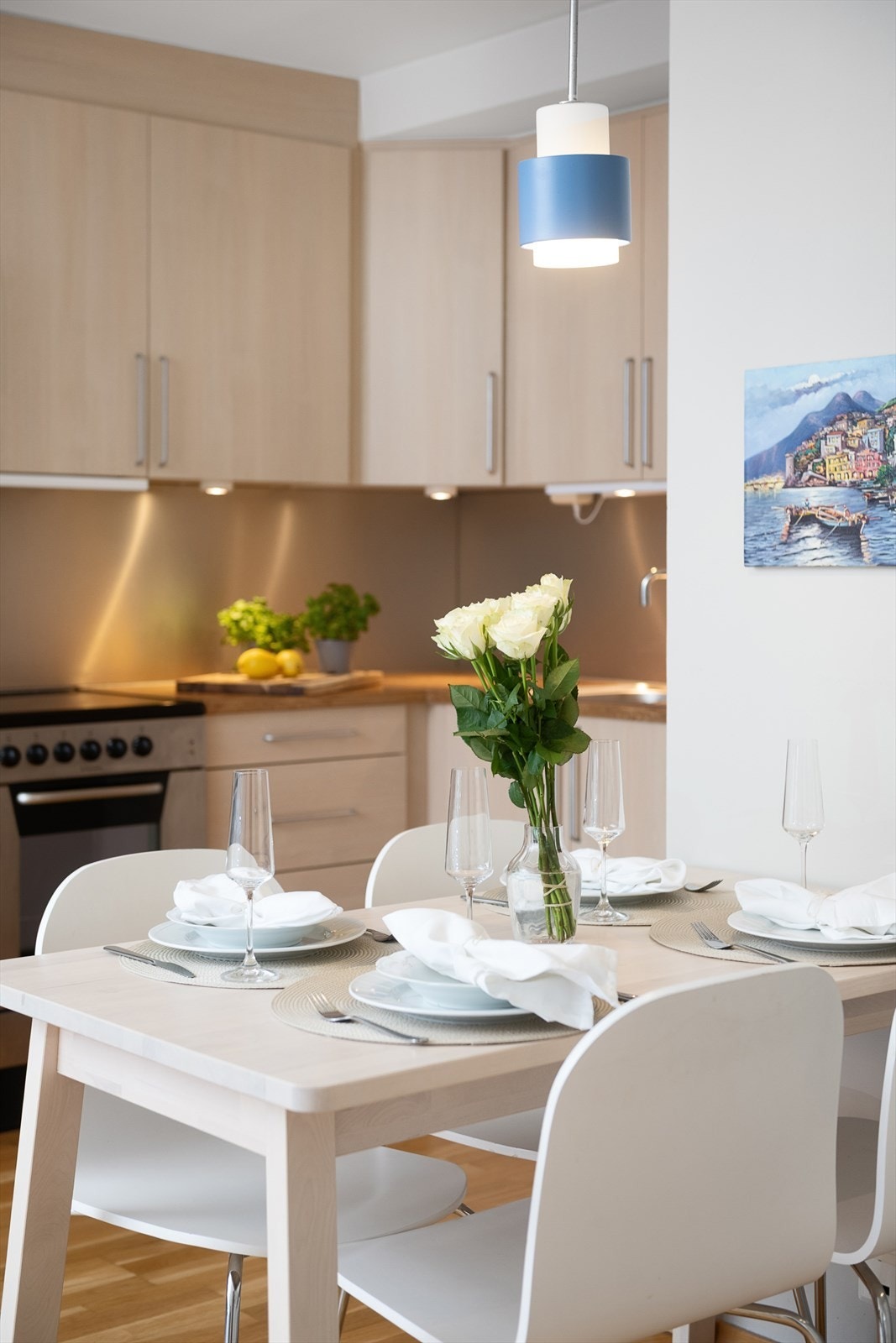 Kjøkkenet er praktisk innredet med god skap- og benkeplass. Galleribilde