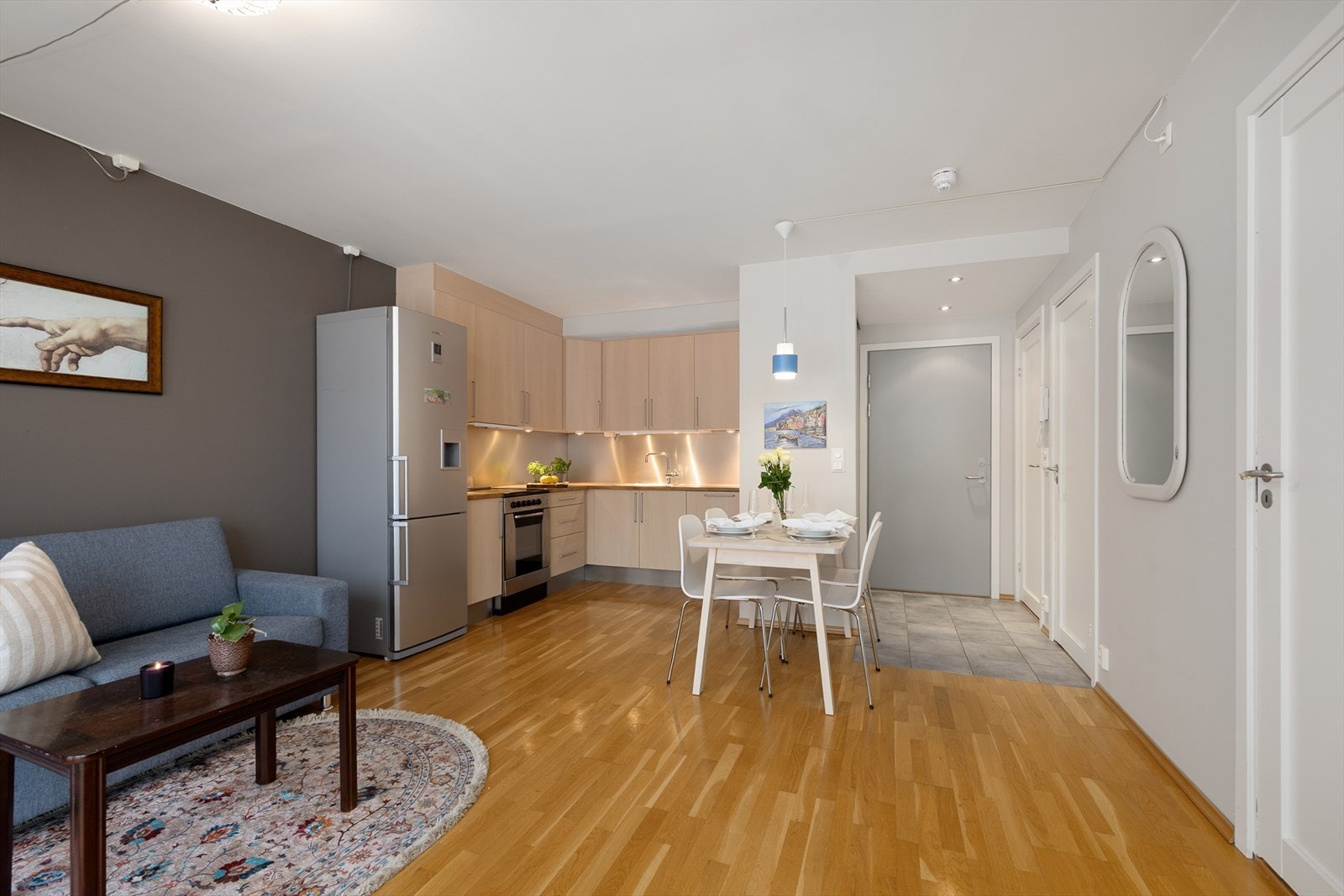 Fra stuen er det tilgang til leilighetens øvrige rom. Galleribilde