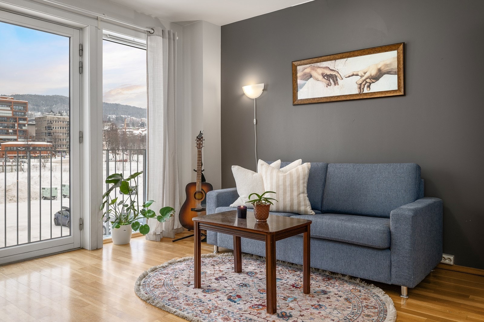 Store vindusflater og tilgang til fransk balkong gir rikelig med naturlig lys. Galleribilde