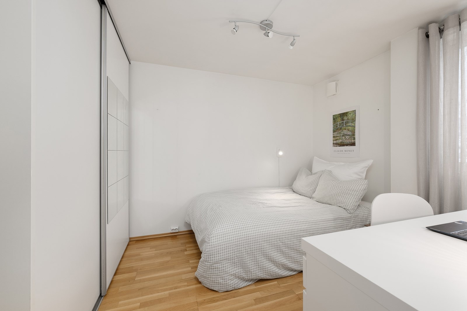 Soverommet er av god størrelse med plass til både seng og arbeidsplass. Galleribilde