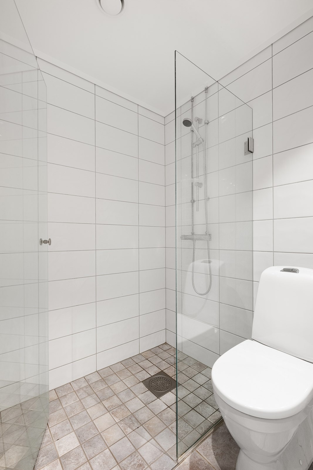 Dusjhjørne med innfellbare glassdører er en arealeffektiv løsning. Galleribilde