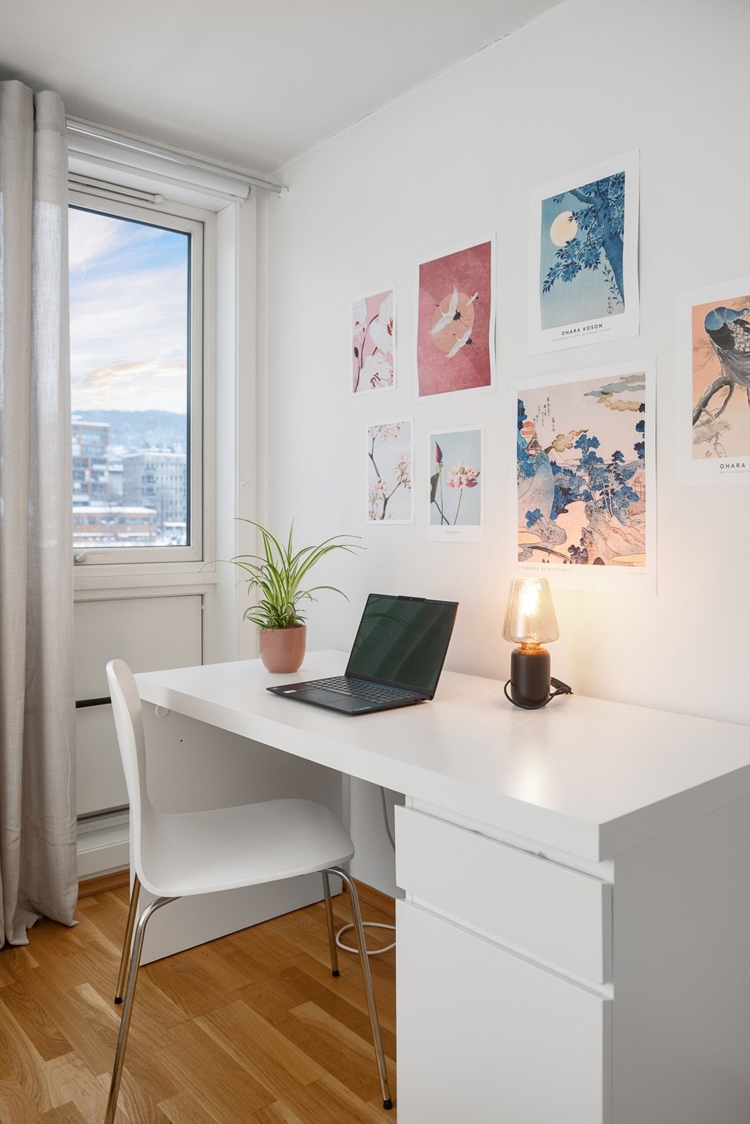 Vinduet gir godt med dagslys til en eventuell arbeids- eller lesekrok. Galleribilde