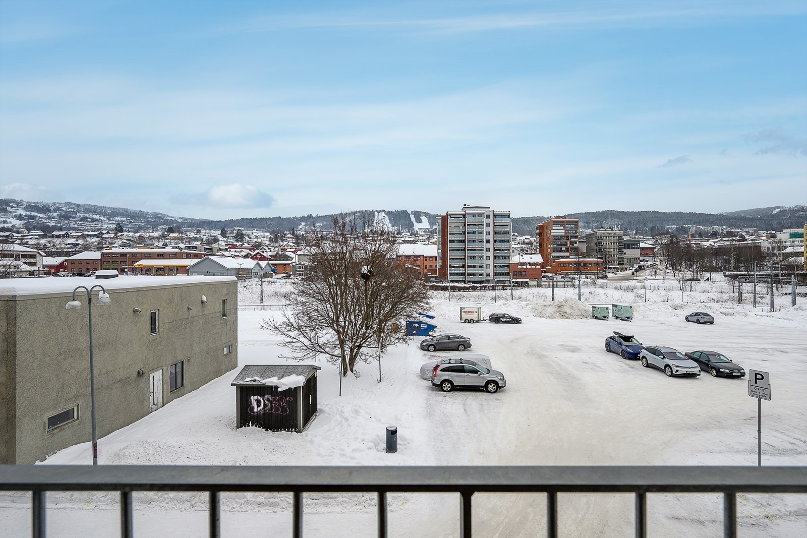 Beliggenheten er sentral med kun seks minutters gange til Lillehammer stasjon. Galleribilde