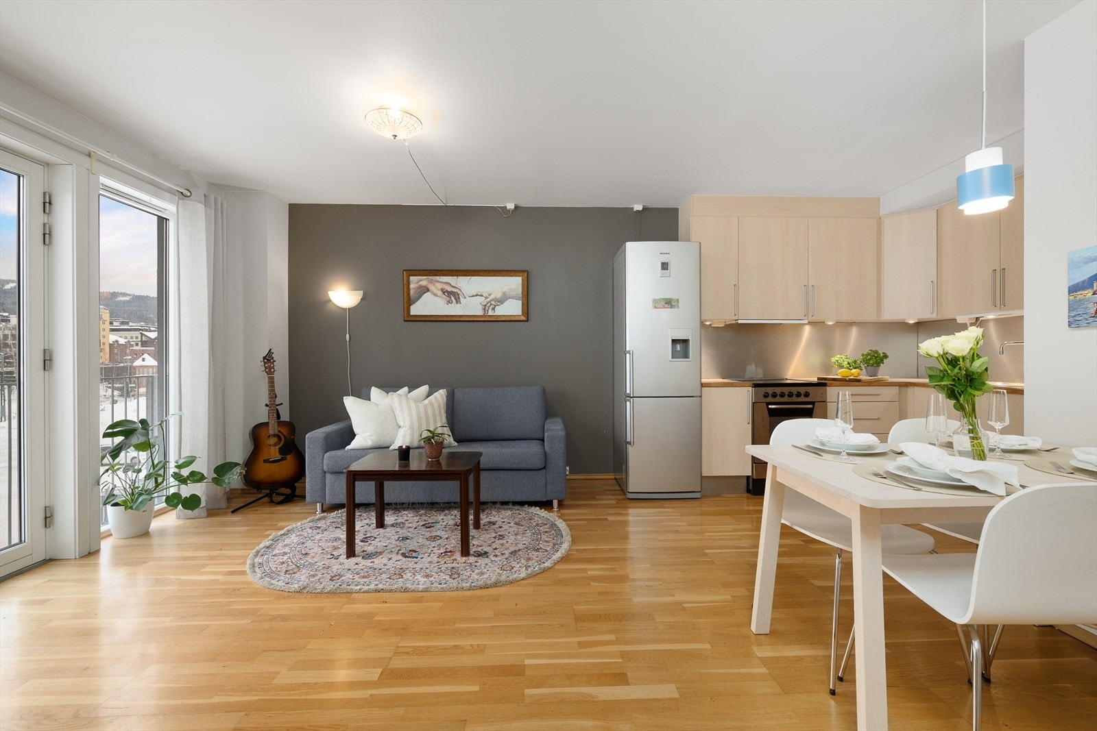 Den åpne løsningen gir en god romfølelse og fleksible møbleringsmuligheter. Galleribilde