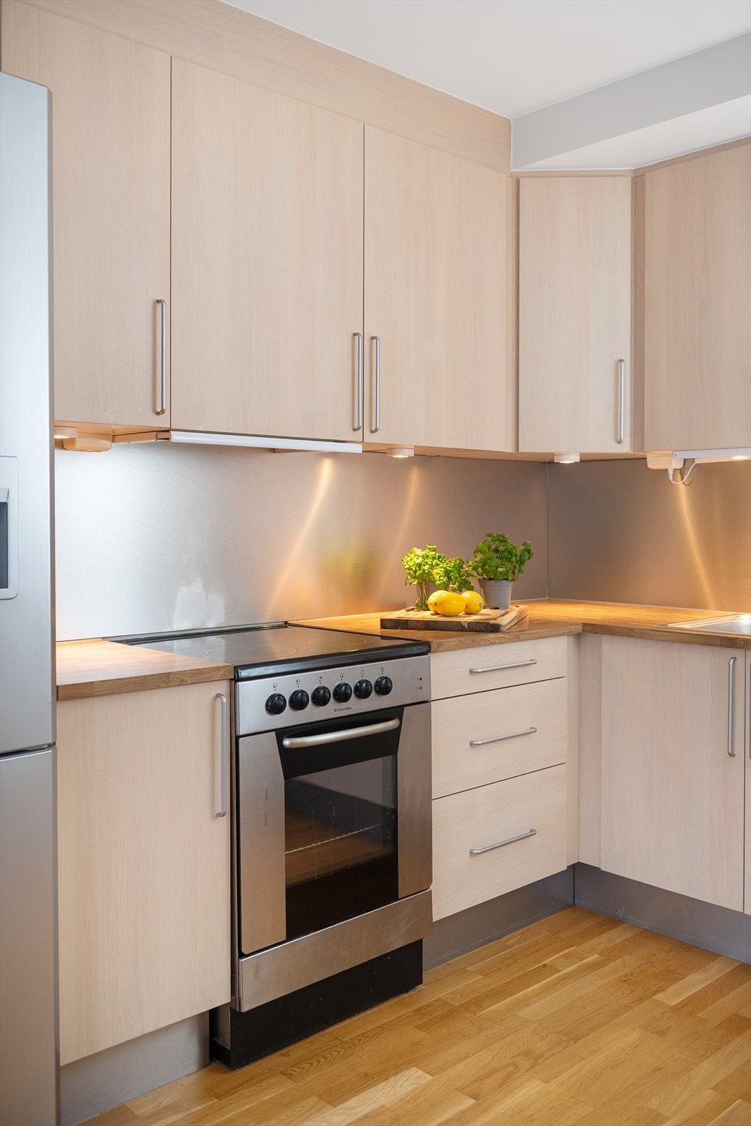 Innredningen har lyse fronter og laminat benkeplate Galleribilde