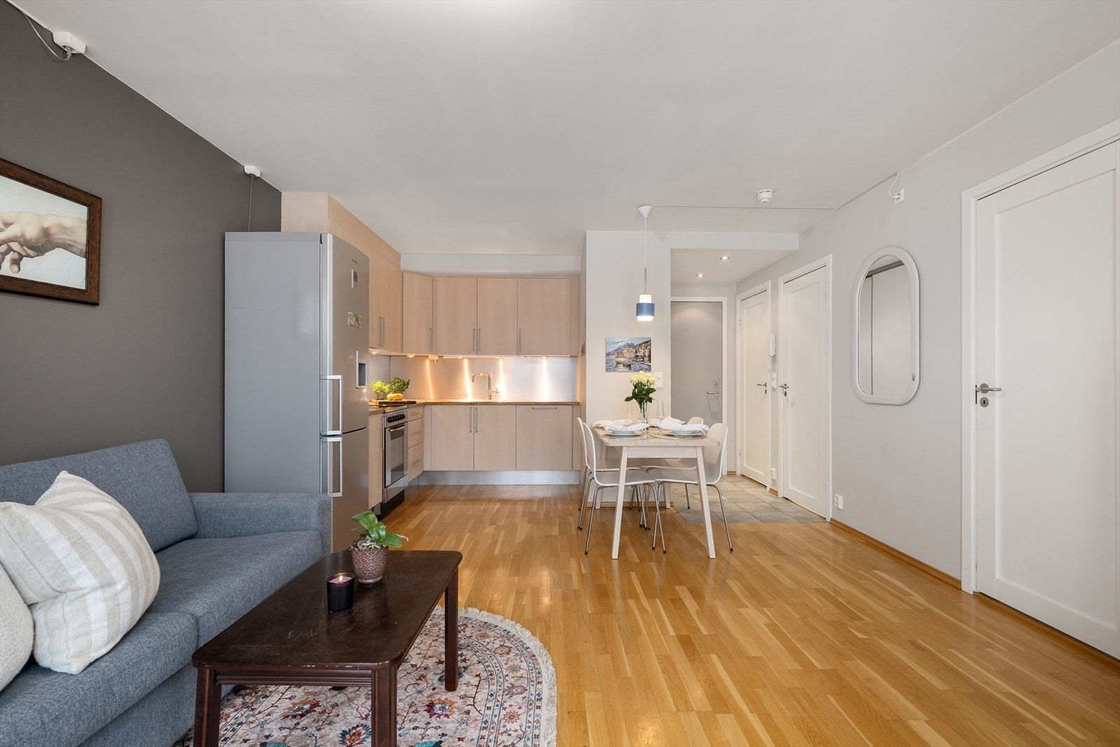 Leiligheten har en åpen og sosial planløsning mellom stue og kjøkken. Galleribilde