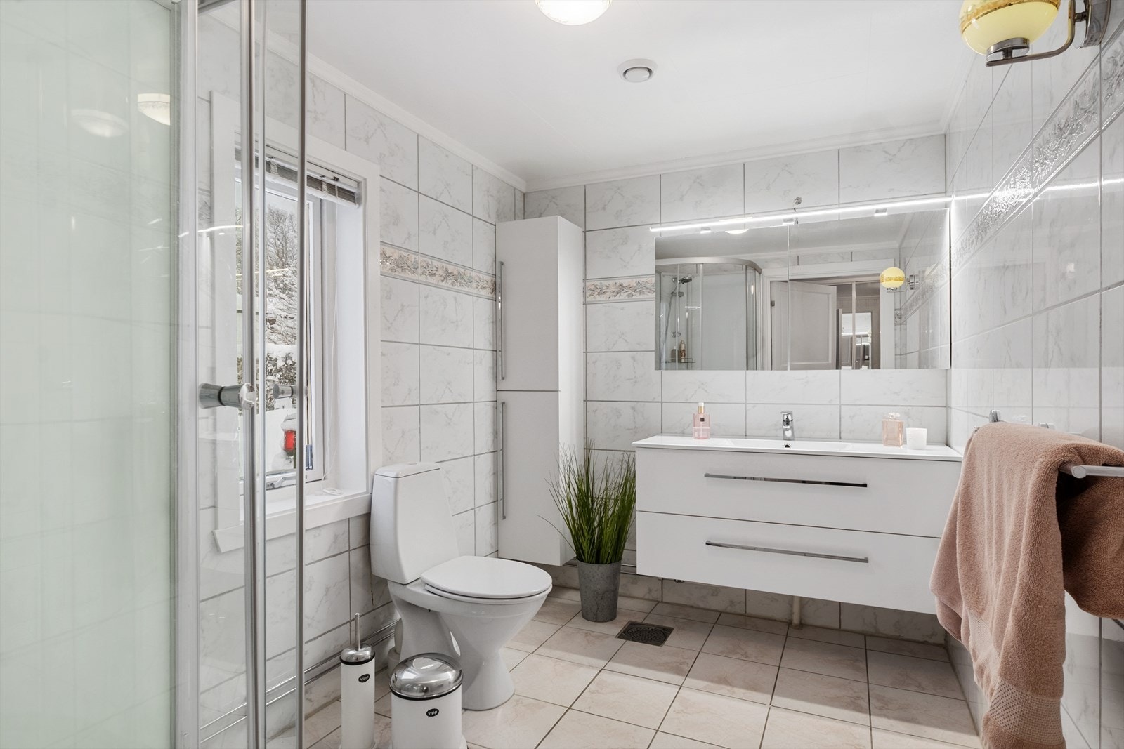 Bad med fliser på vegger og gulv med gulvvarme. Galleribilde