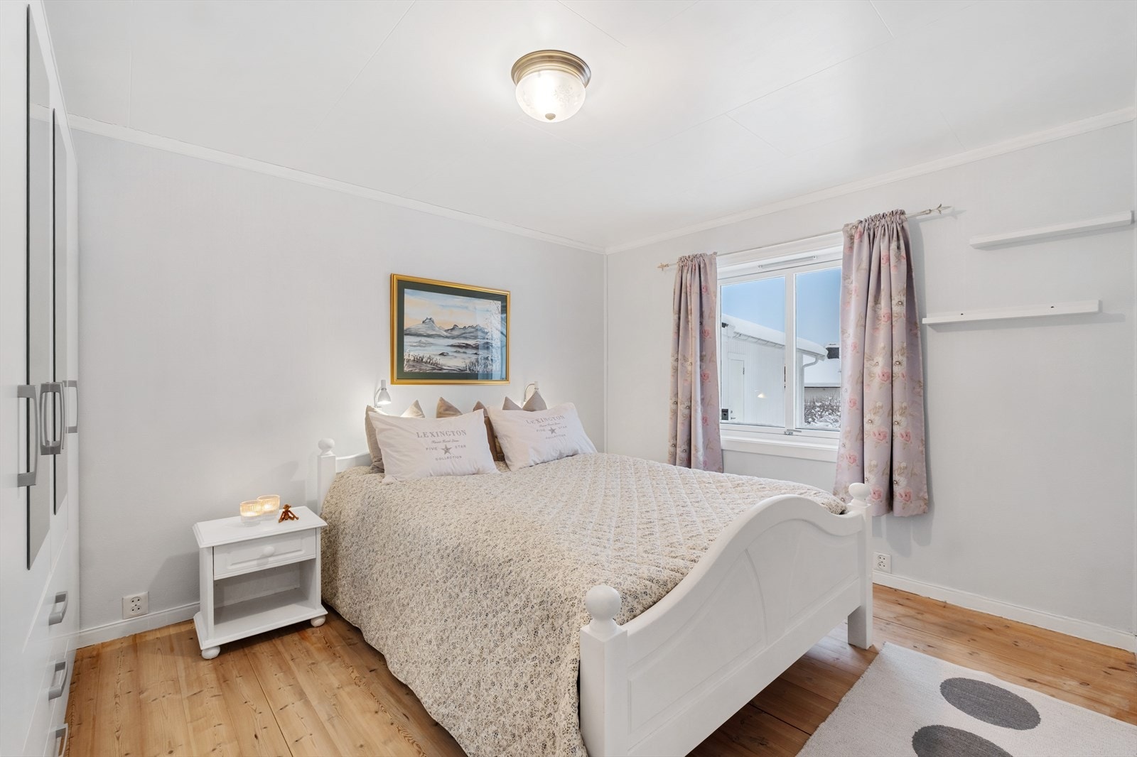 Boligen har totalt 3 soverom, der hovedsoverommet ligger i 1. etasje. Rommet er av god størrelse og har plass til seng og garderobeskap. Galleribilde