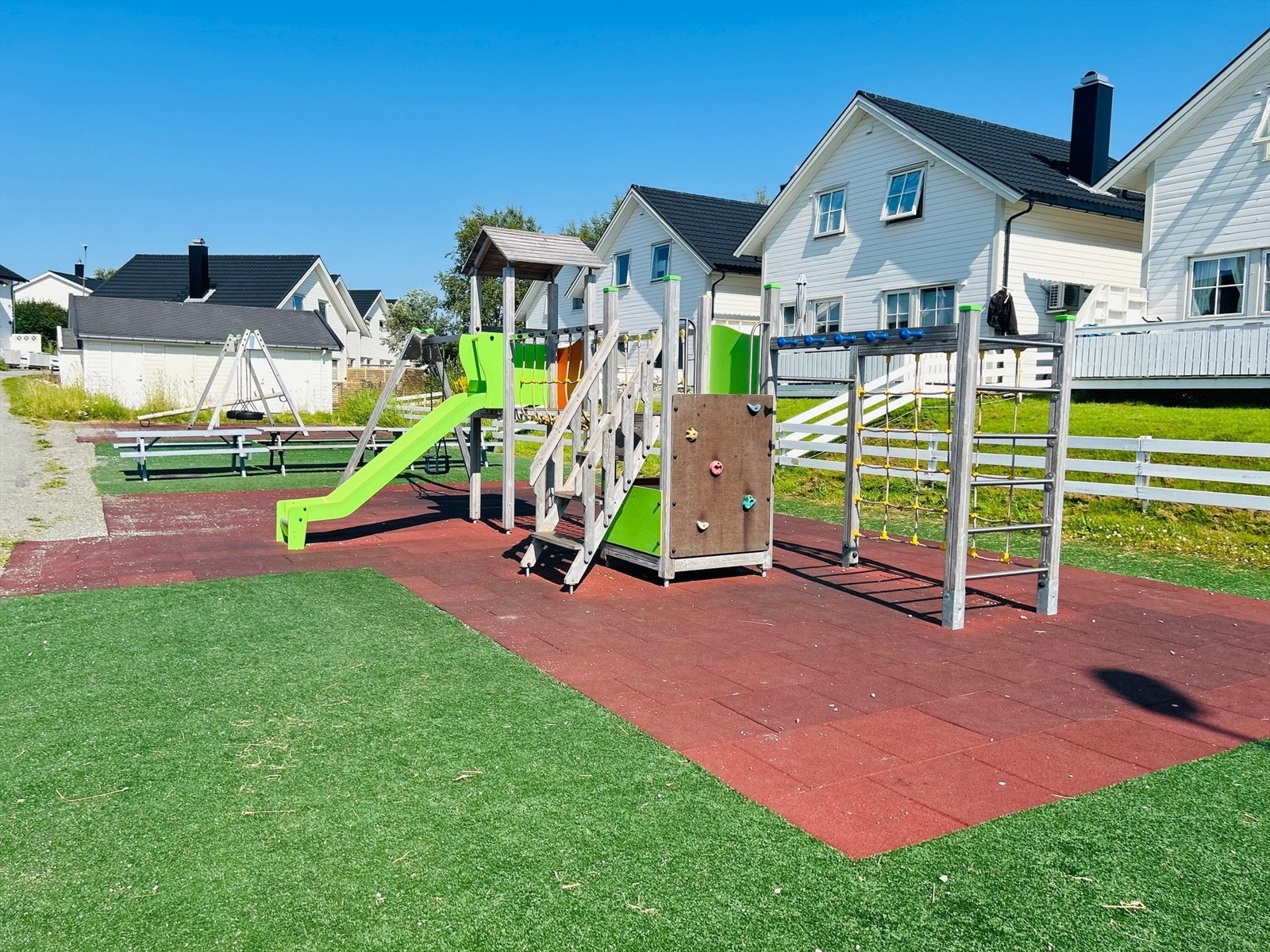 Nærliggende lekeplass. like nedenfor boligen Galleribilde