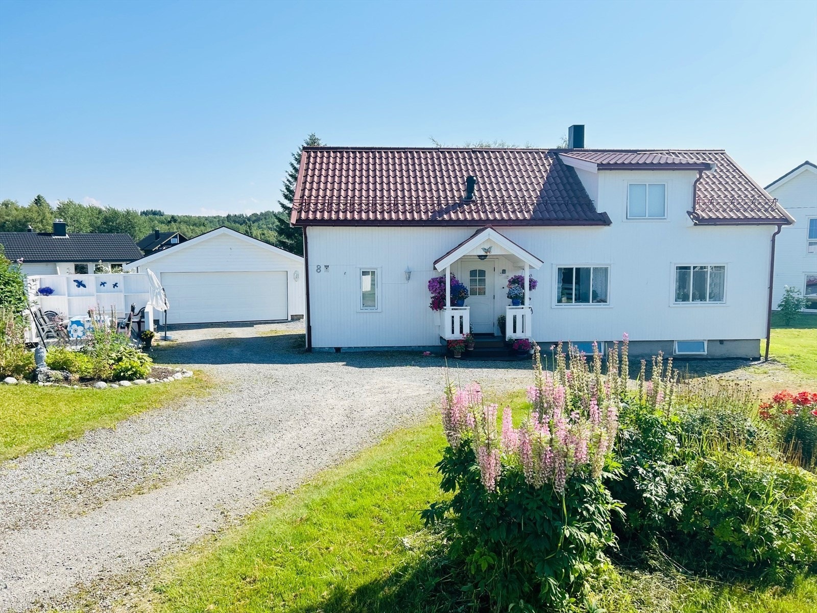 Eiendommen er hakket flottere i sommerdrakt (selgers private foto) Galleribilde