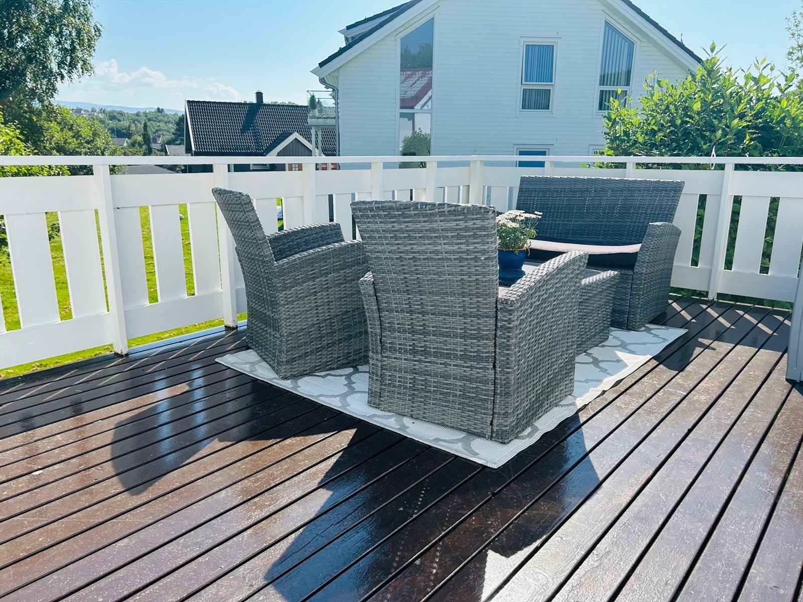 Terrassen med utgang fra boligen som vender mot sør Galleribilde