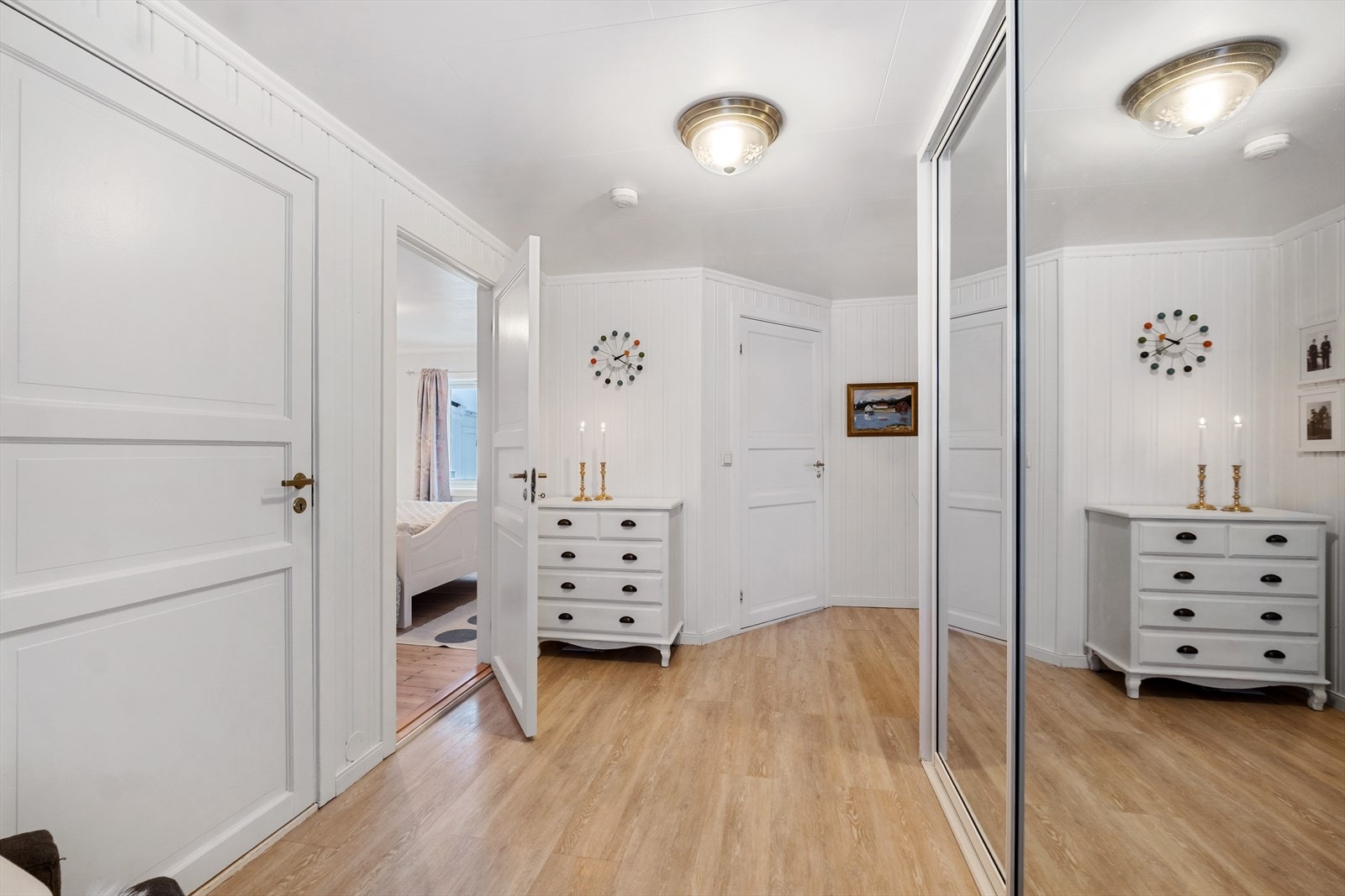 Boligen har en romslig entré/gang med en praktisk skyvedørsgarderobe med speifronter. Galleribilde