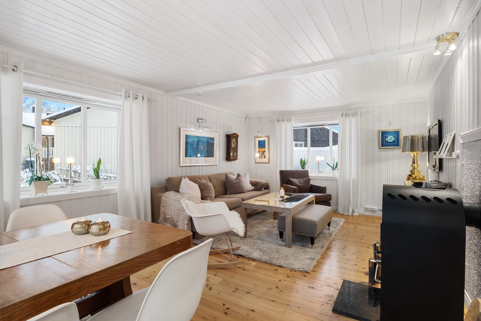 Store vindusflater slipper inn rikelig med naturlig lys. Galleribilde