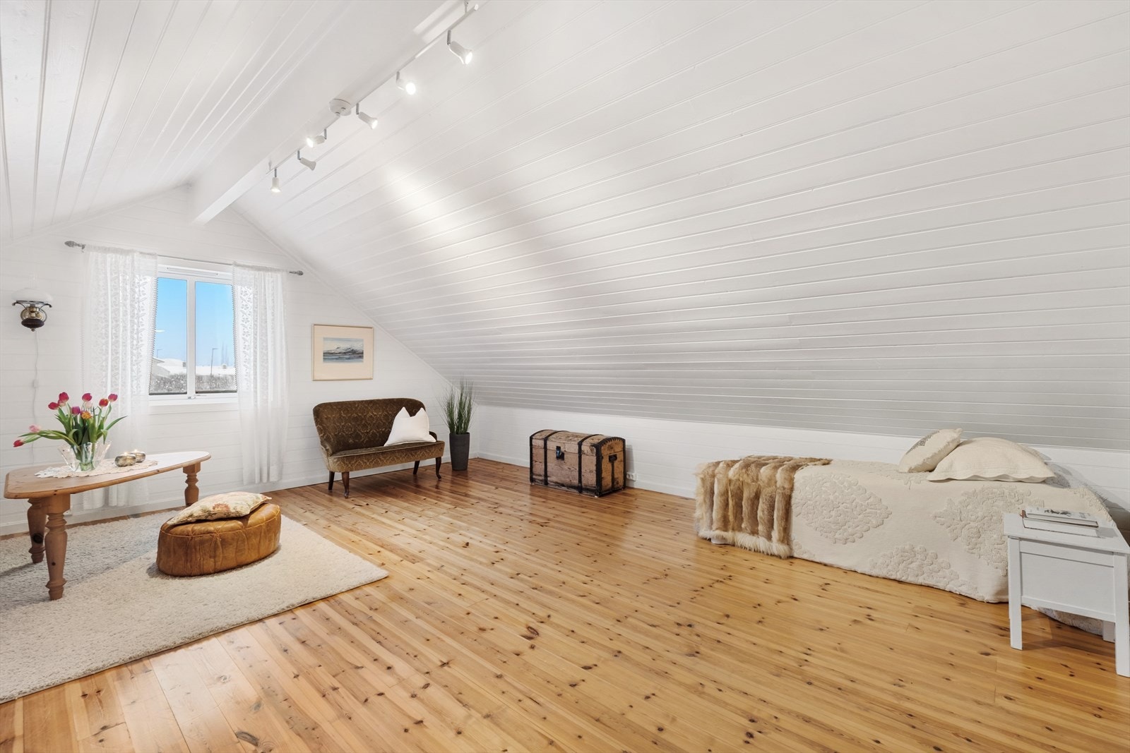 Loftstue med plass til sofa og tv-seksjon. Galleribilde