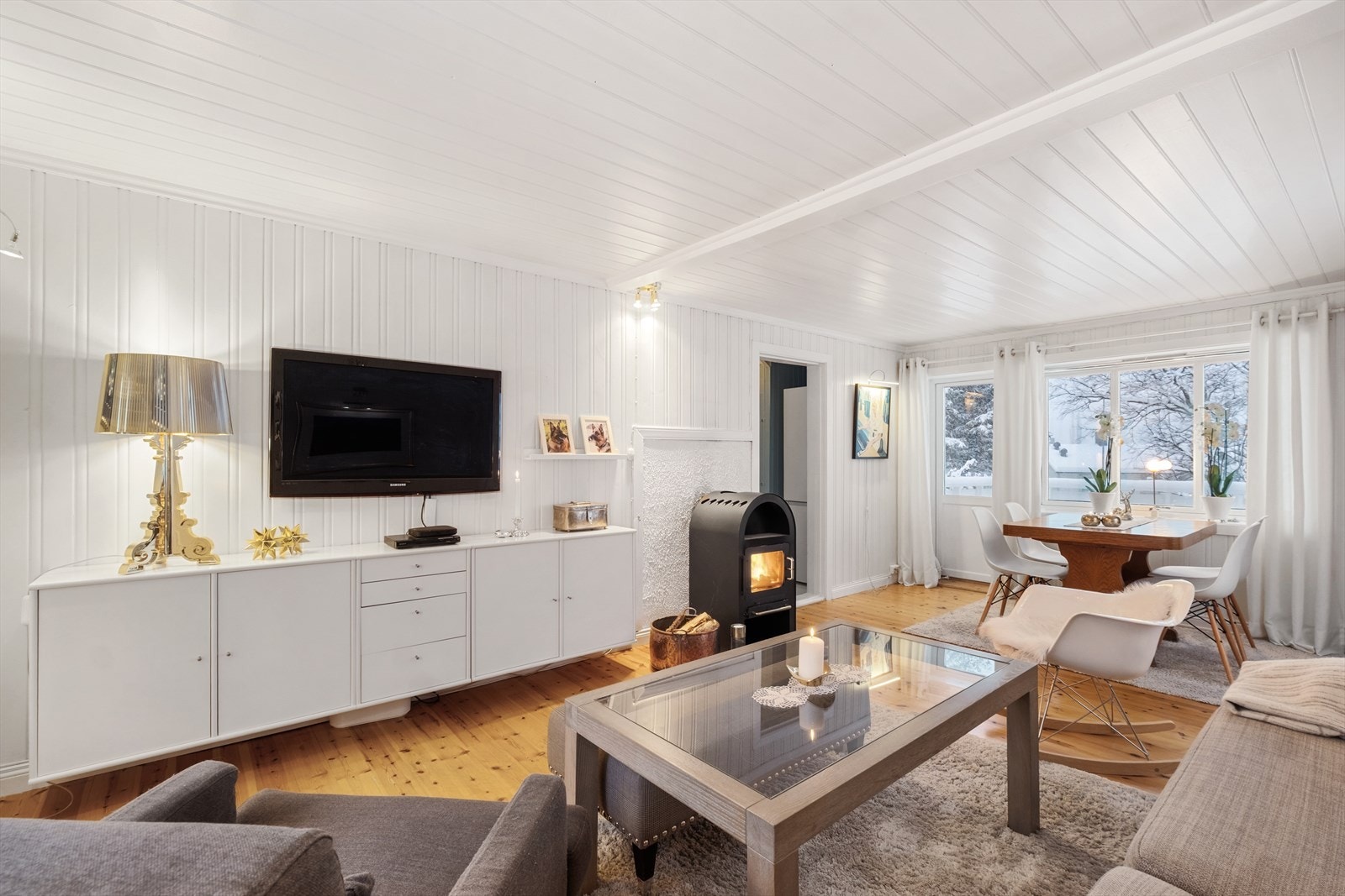 Innbydende stue med god plass til sofagruppe og spisebord. Galleribilde