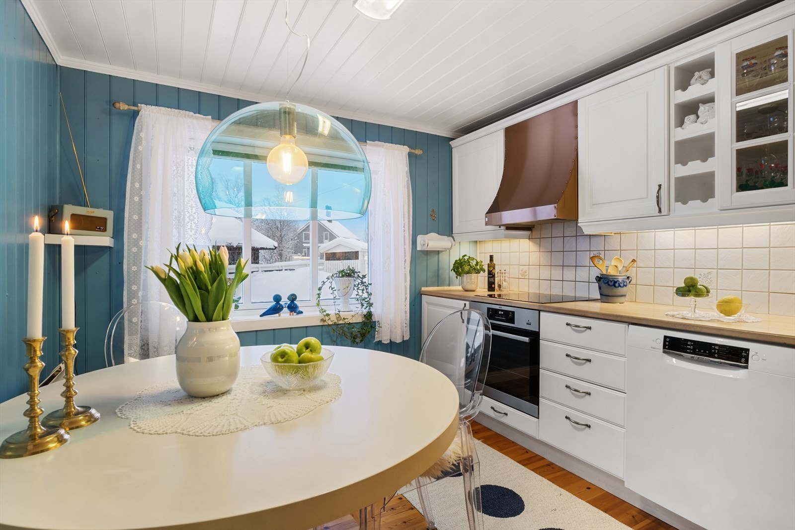 Kjøkkenet har godt med skap og benkeplass. Galleribilde