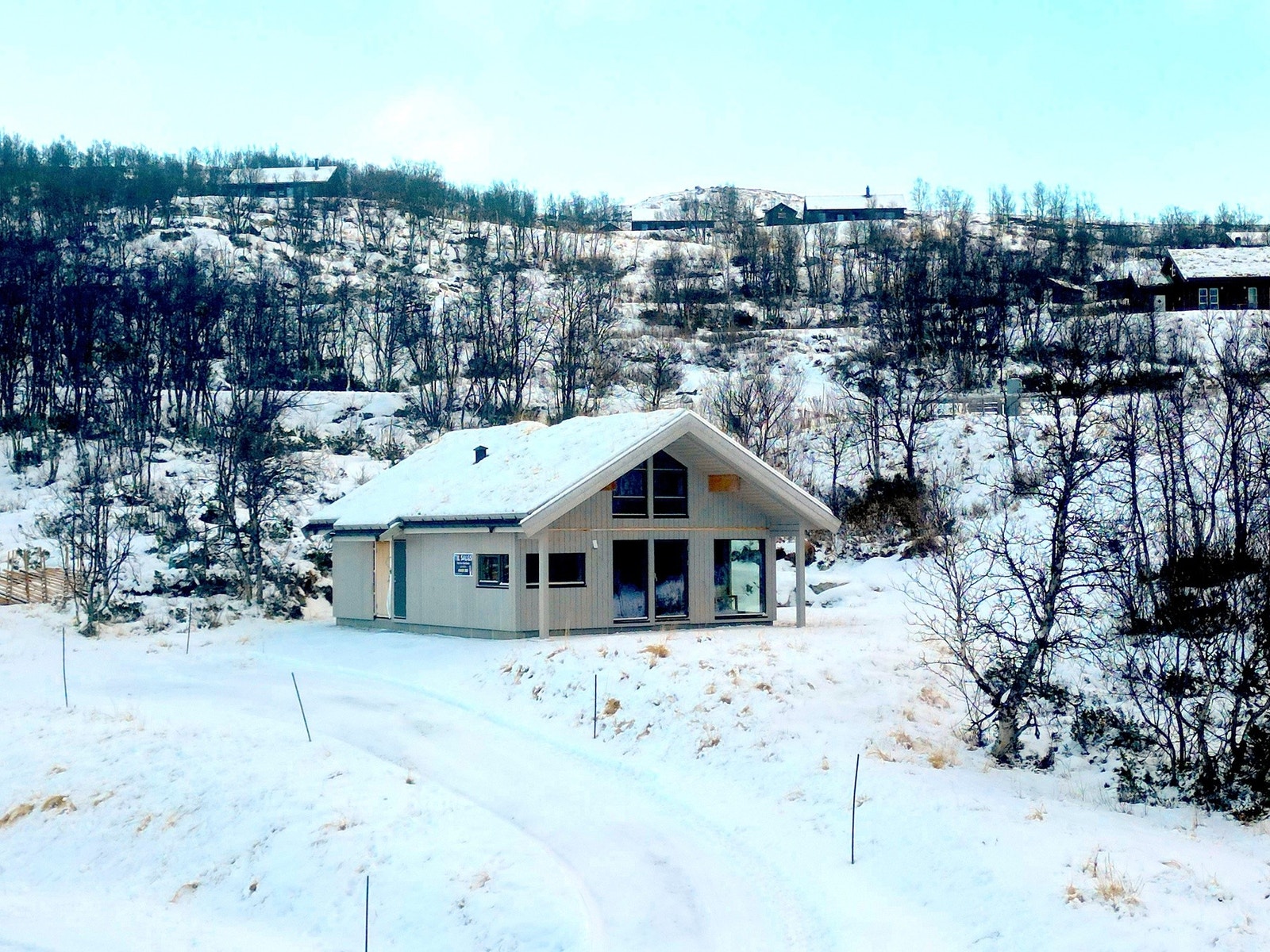 Hytten ligger på en flott hylle som har gode utsiktsforhold Galleribilde