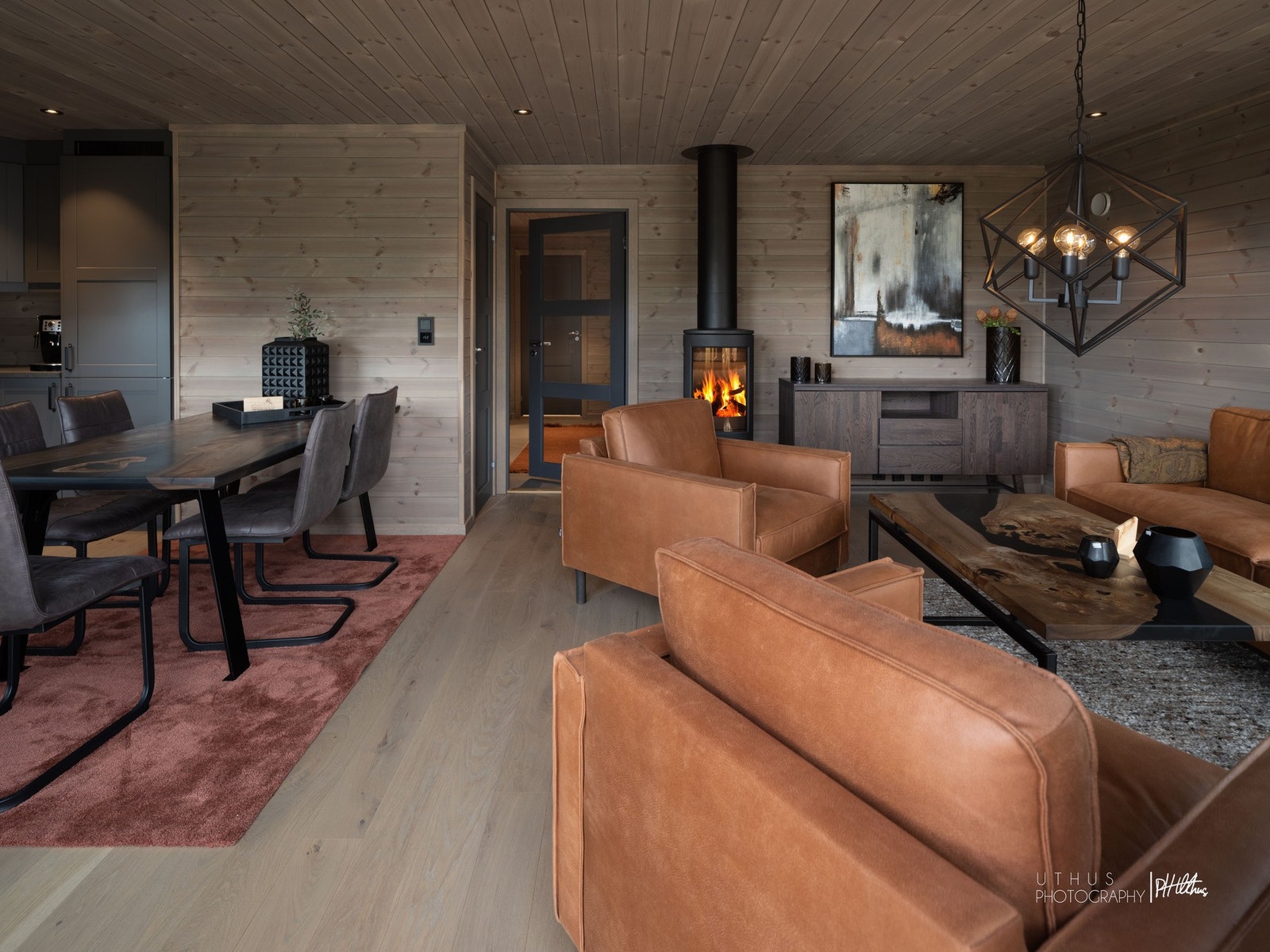 God plass til stor sofagruppe og spisegruppe. Galleribilde