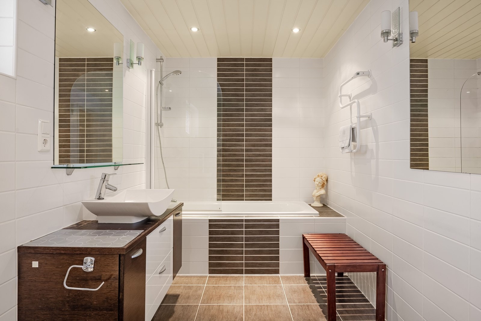 Pent, flislagt baderom i 1.etasje med blant annet badekar. Galleribilde