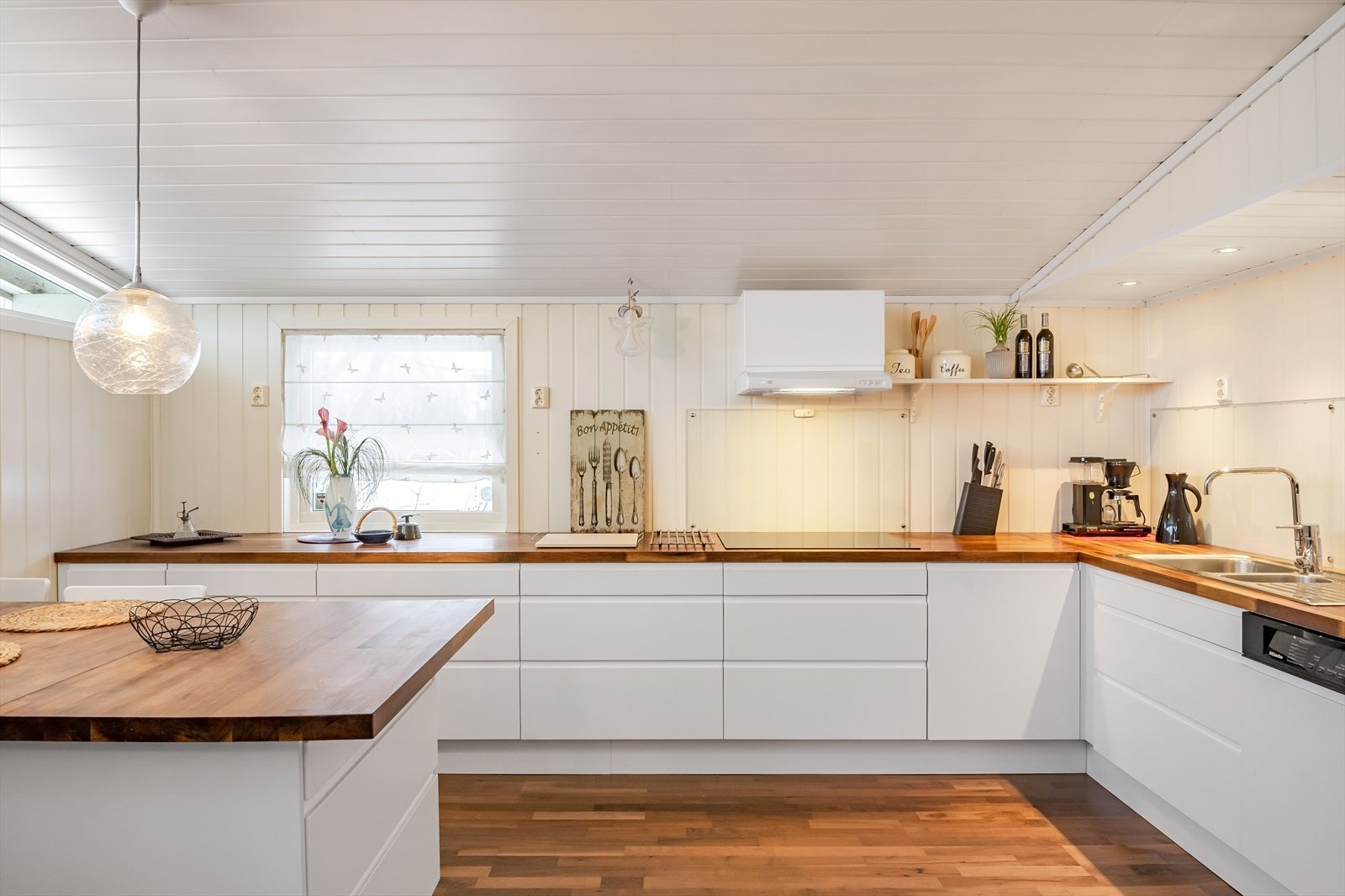 Stort og lyst kjøkken med glatte fronter og skuffer/skap med demping. Galleribilde