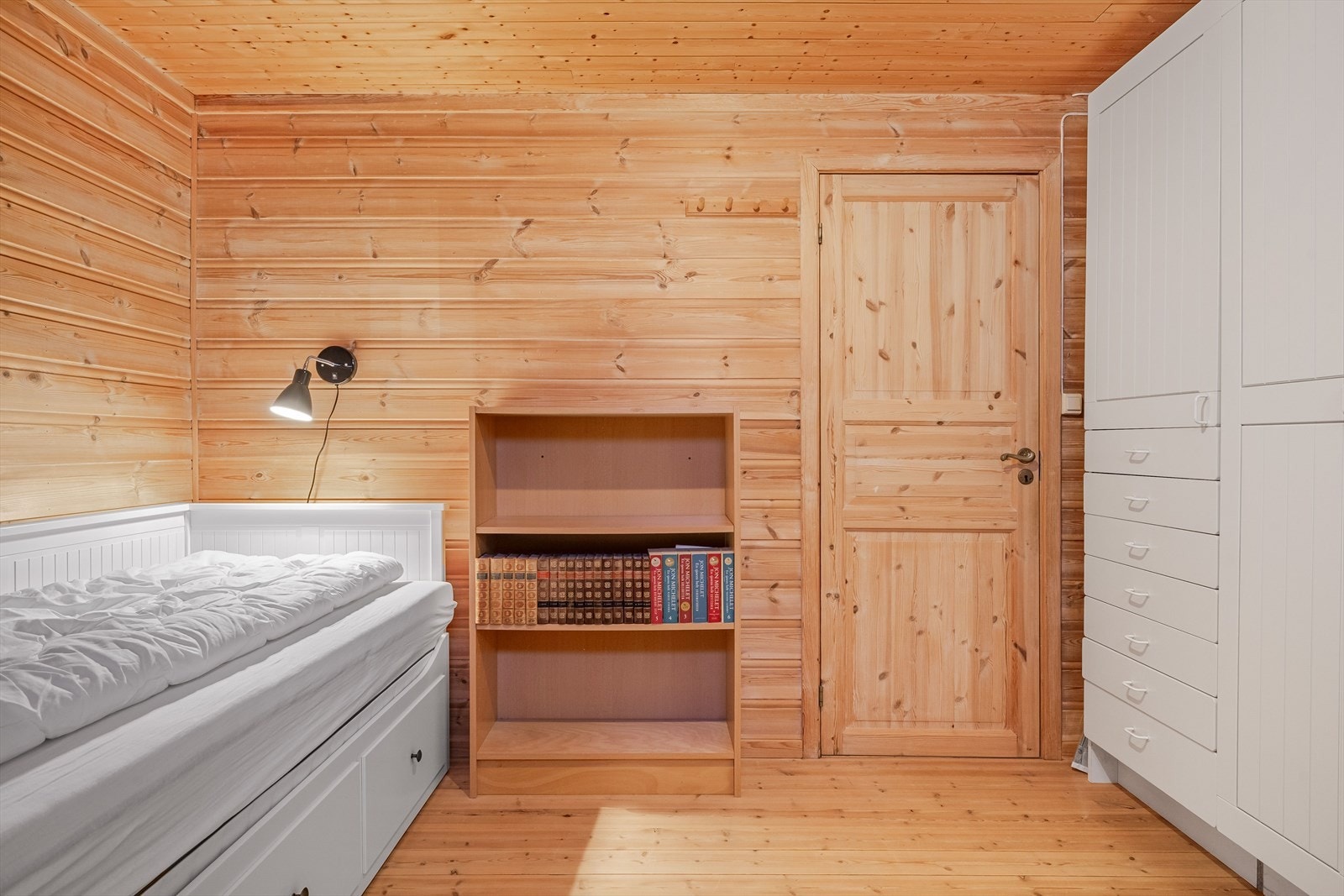 Det er totalt 3 soverom i kjelleren, men det gjøres oppmerksom på at kun ett av de er godkjent for varig opphold. Galleribilde