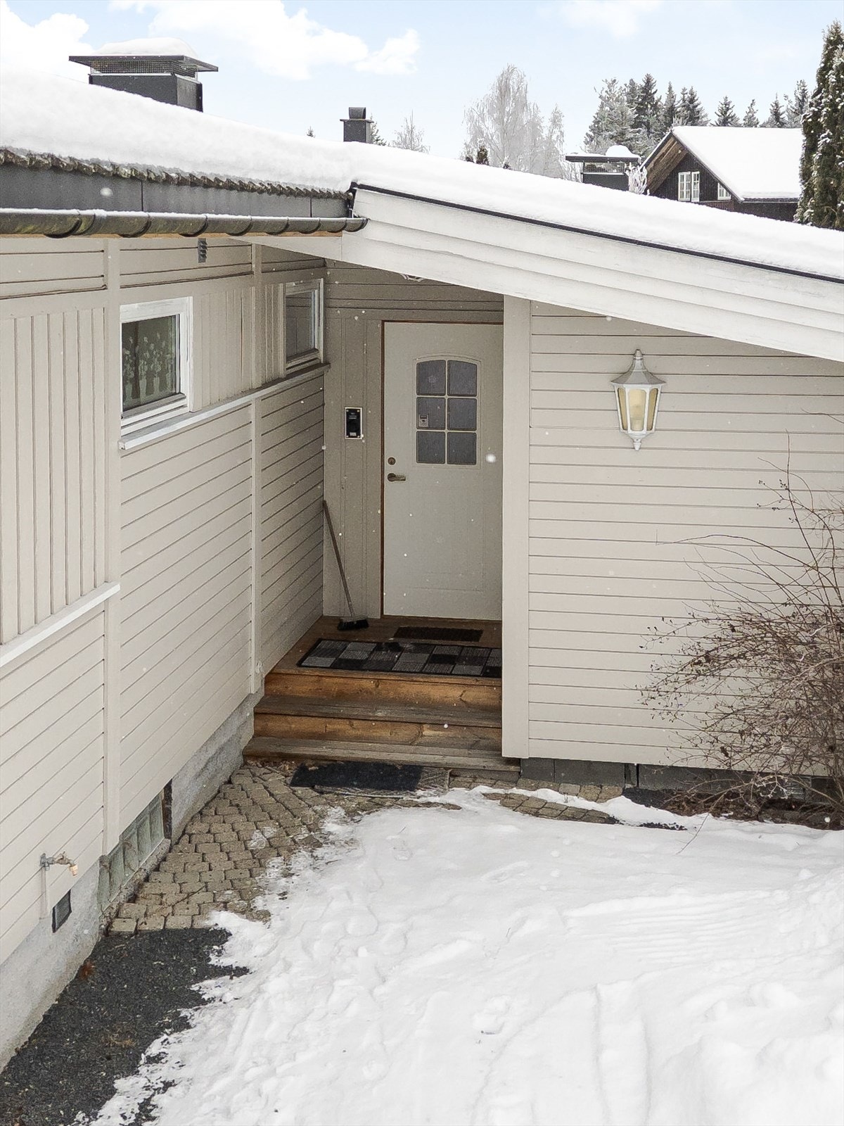 Du ønskes velkommen inn via et overbygget inngangsparti. Det er nøkkelboks montert ved døren. Galleribilde