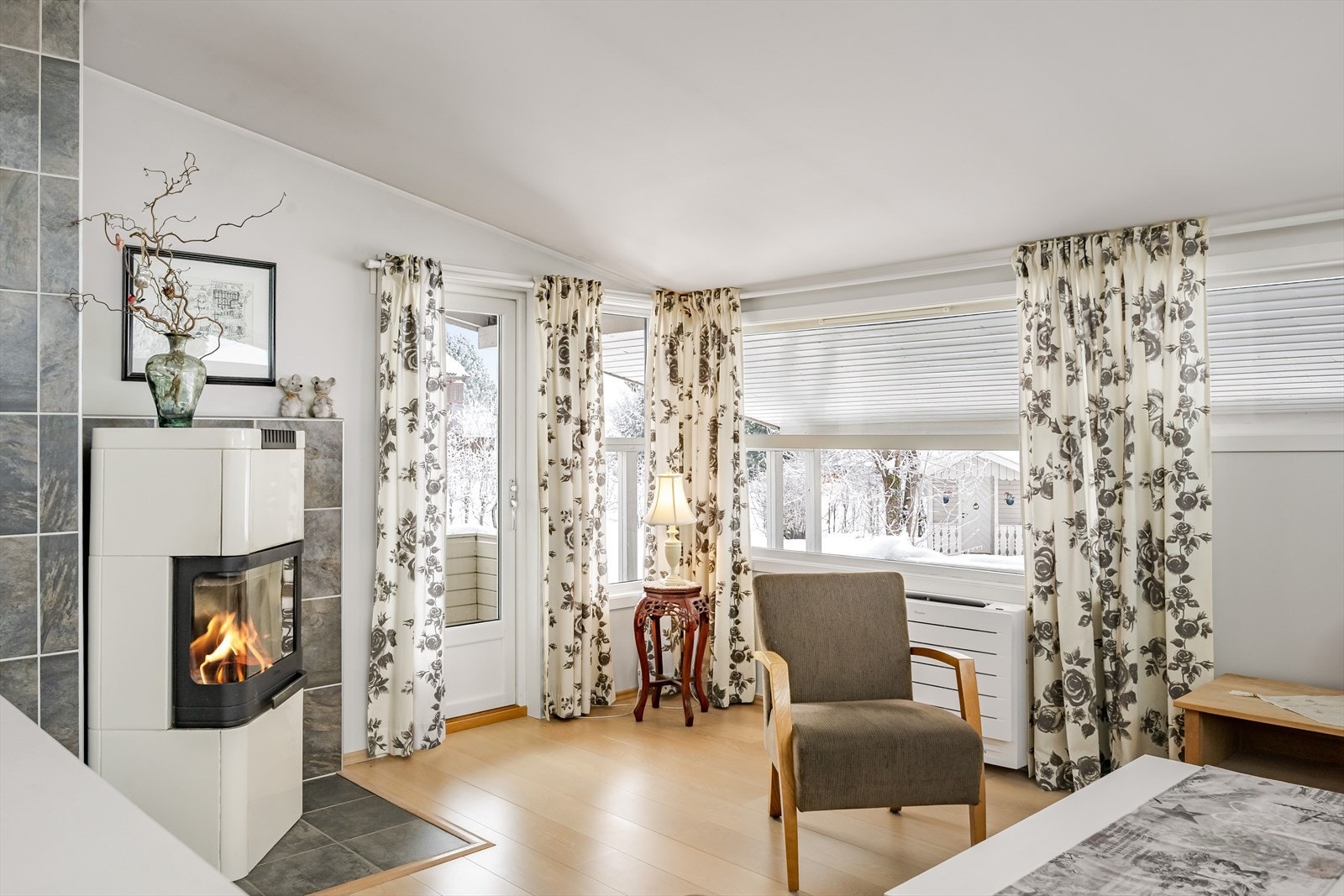 Fra stuen er det utgang til en stor overbygget terrasse. Galleribilde