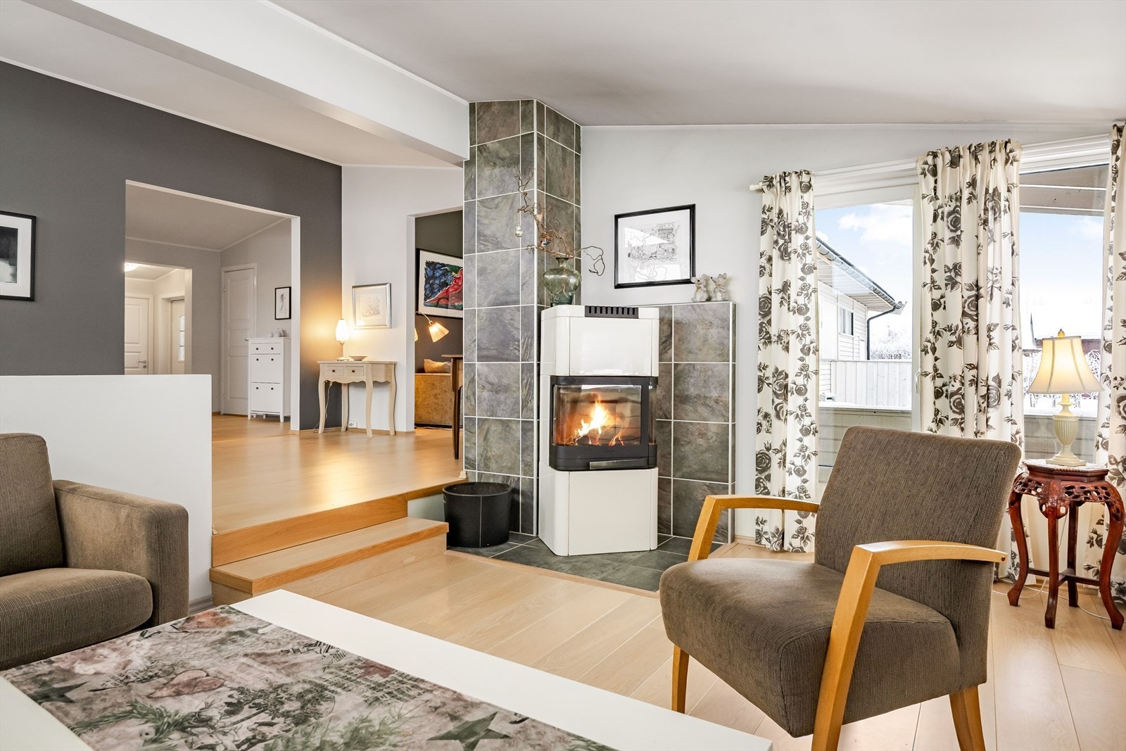 Hovedstuen varmes opp av en lun og god peisovn fra 2012. Galleribilde