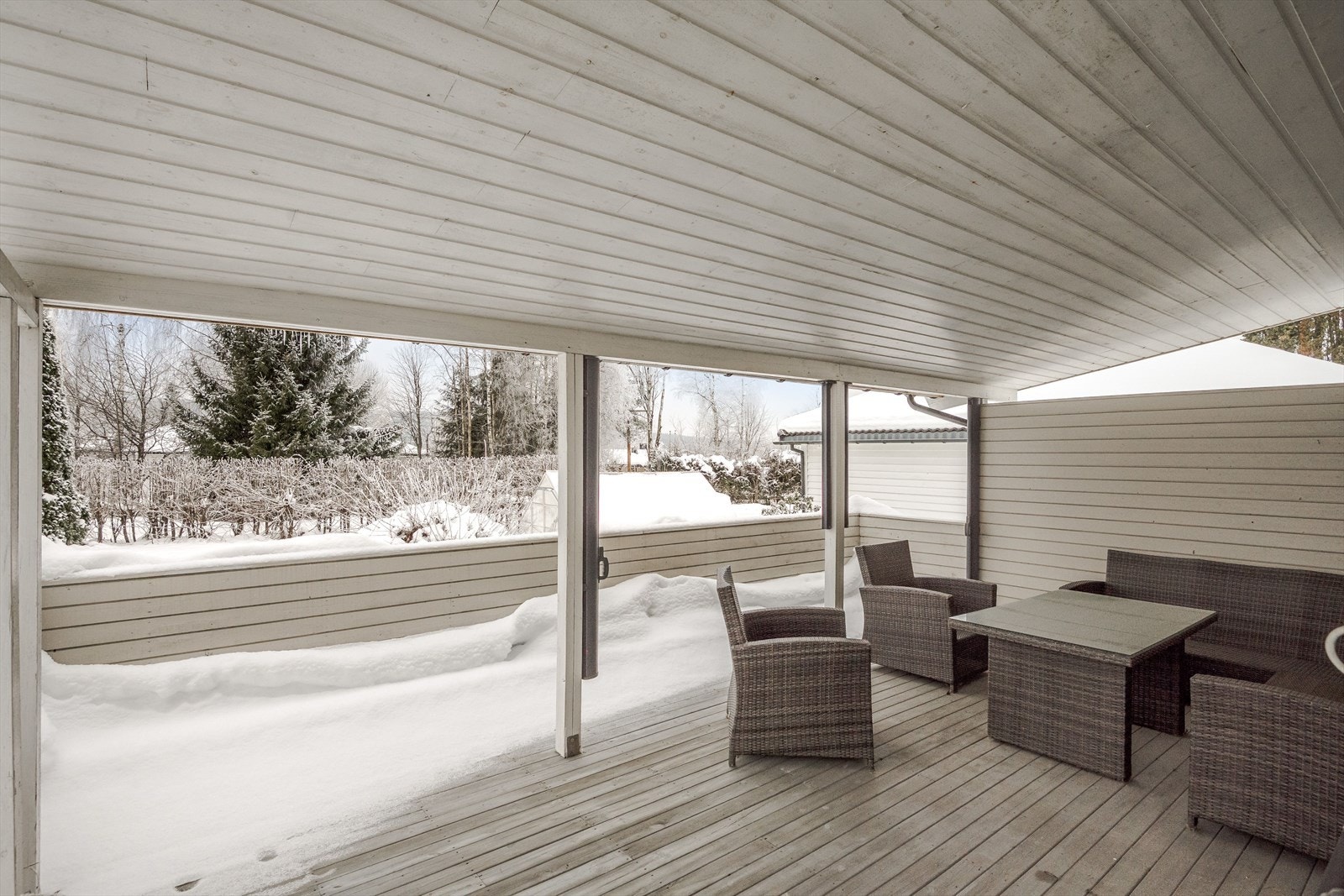 Den overbygde terrassen har også et solrikt og åpent areal, godt skjermet for innsyn. Galleribilde