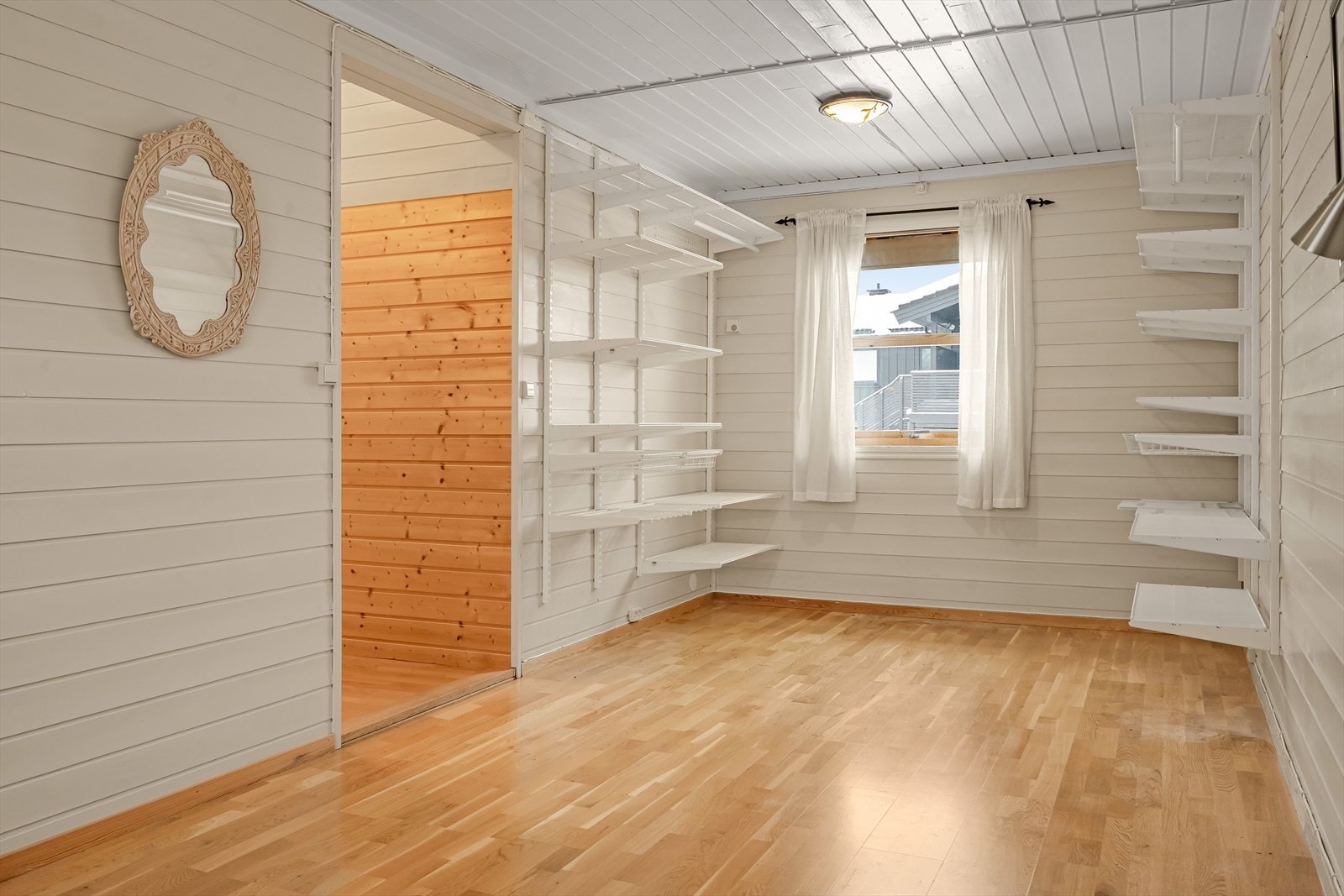 Hovedsoverommet var opprinnelig 2 soverom og det nå åpnet opp til ett stort. Galleribilde