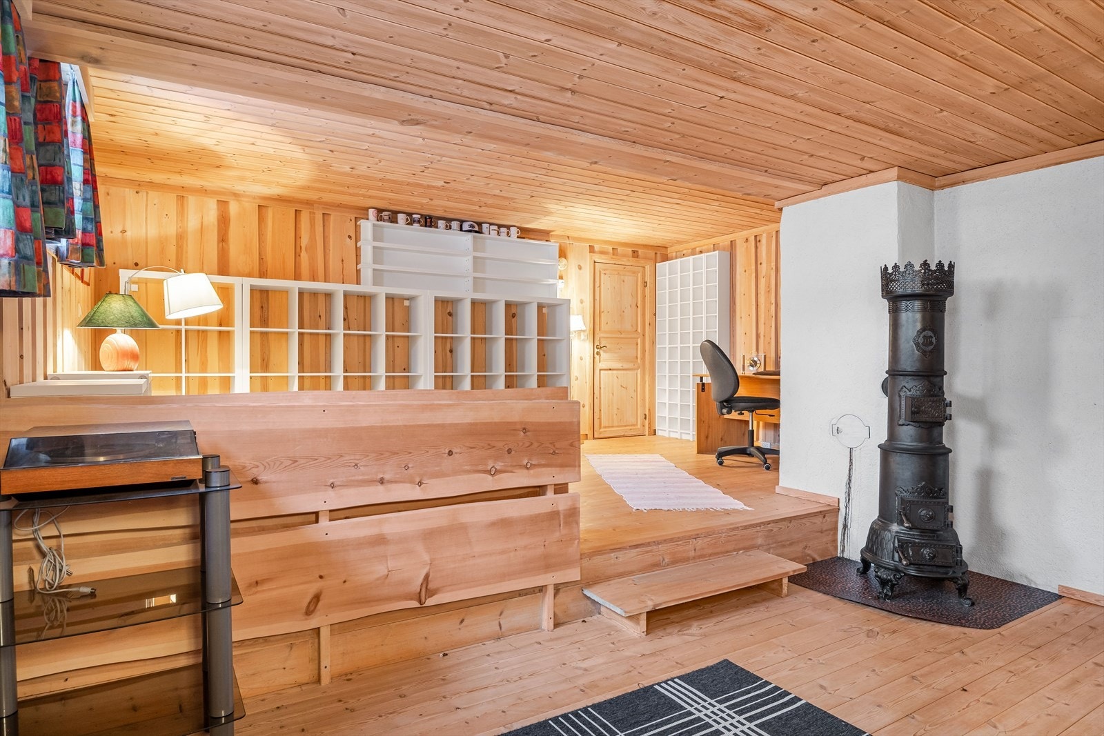 Kjellerstuen er også etablert i to nivåer, med trappetrinn mellom. Det gjøres oppmerksom på at kjellerstuen ikke er godkjent for varig opphold. Galleribilde