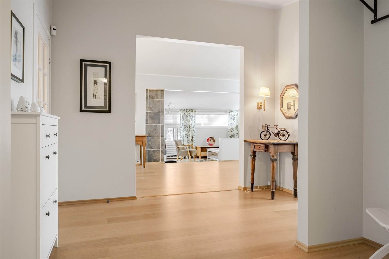 Boligen er malt i lyse overflater og med laminatgulv. Galleribilde