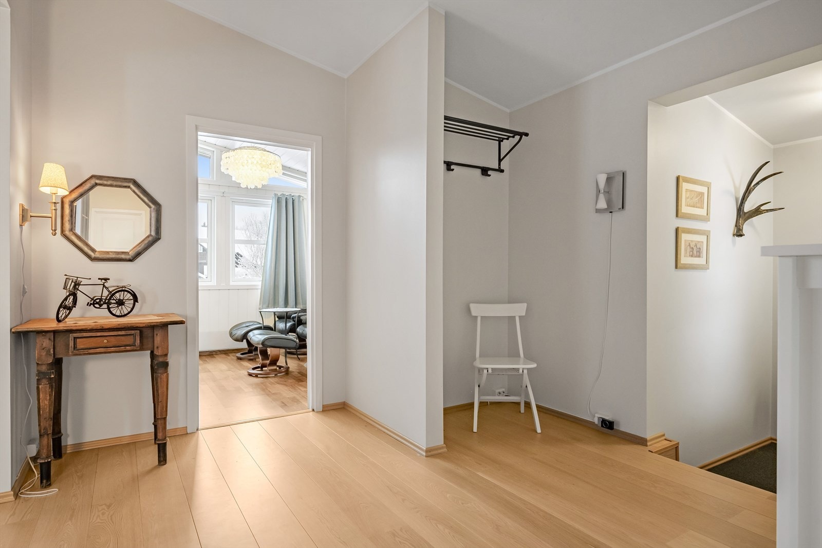 Videre kommer man inn i en romslig gang, med god plass til garderobeløsninger for sko og yttertøy. Galleribilde