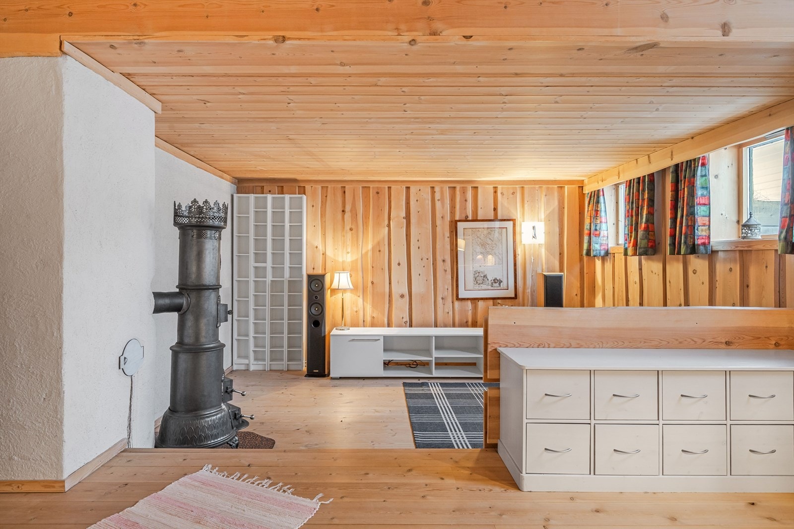 Kjelleren har en stor og lun kjellerstue med peisovn. Det gjøres oppmerksom på at kjellerstuen ikke er godkjent for varig opphold. Galleribilde