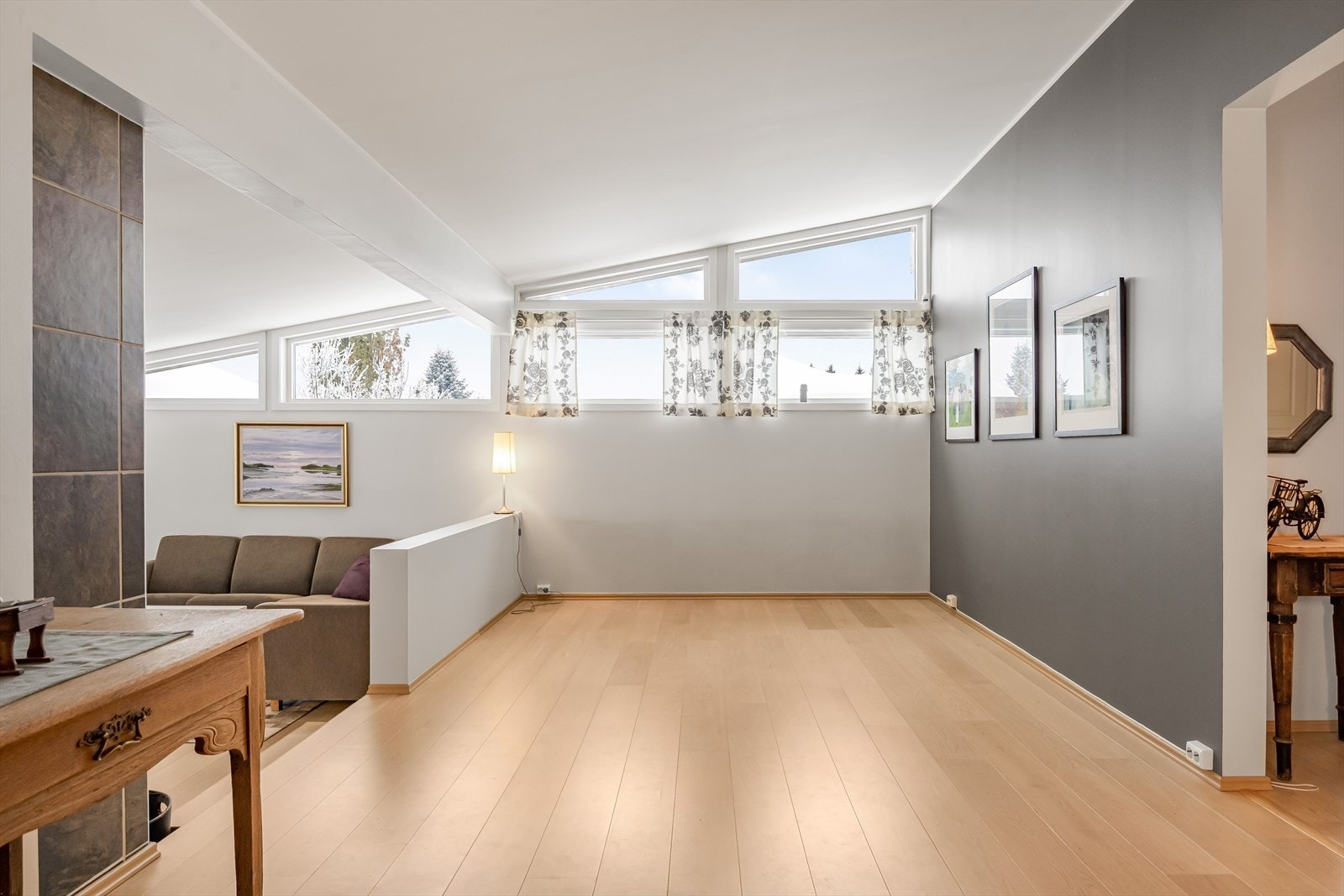 Eneboligen ble oppført i 1983 og har alt på en flate samt en innredet kjeller. Galleribilde