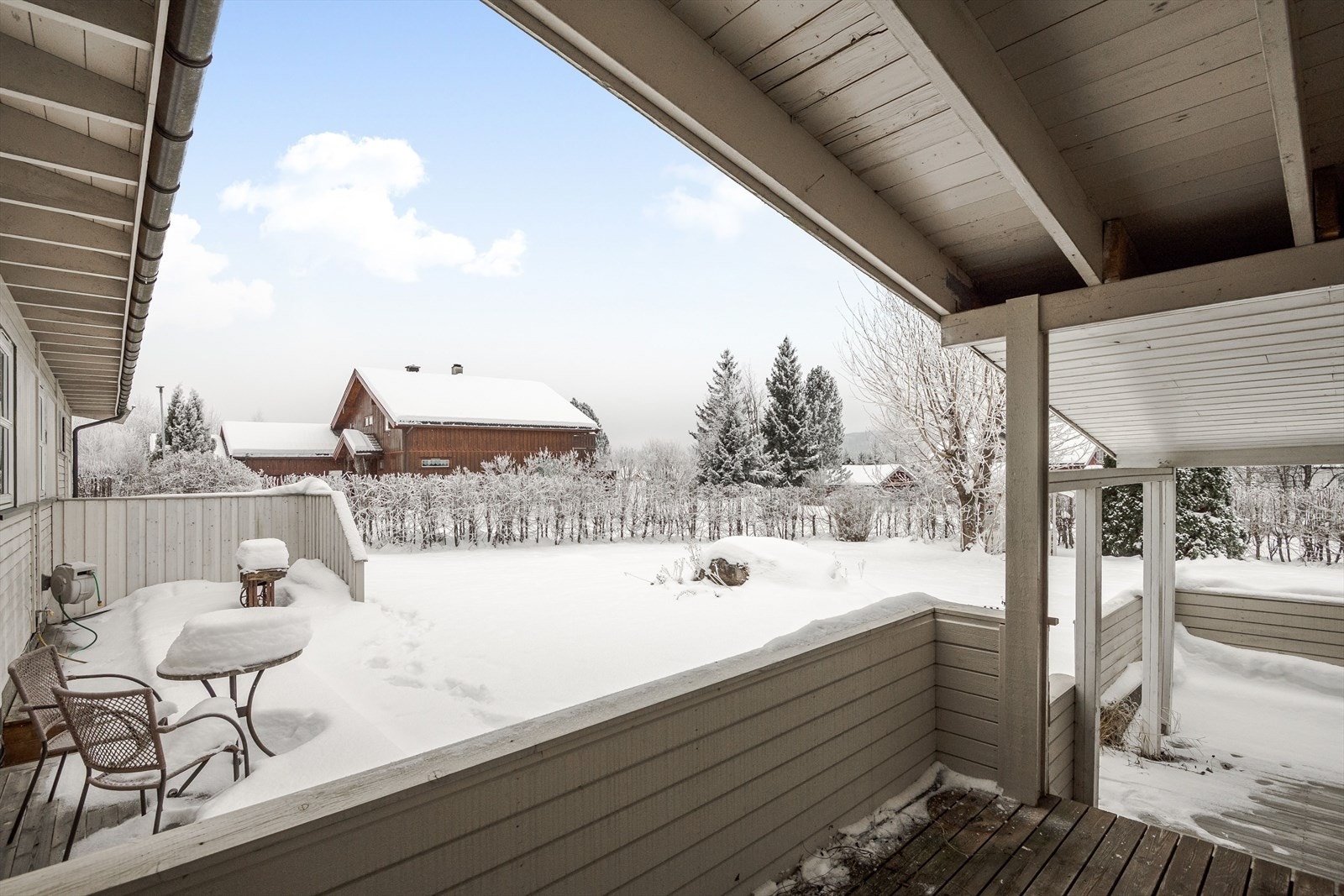 Det er både overbygde og åpne terrasseareal ved boligen. Galleribilde