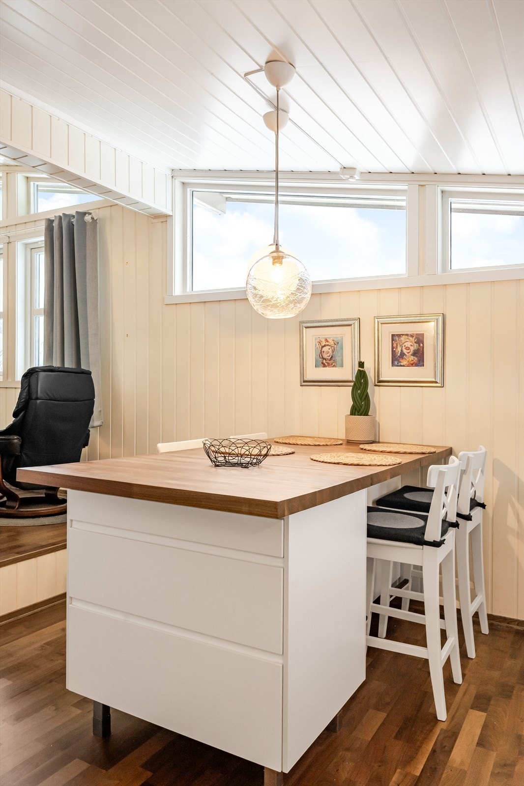 Legg merke til de spesielle vinduene, som slipper inn mye naturlig lys og skaper et unikt preg. Galleribilde