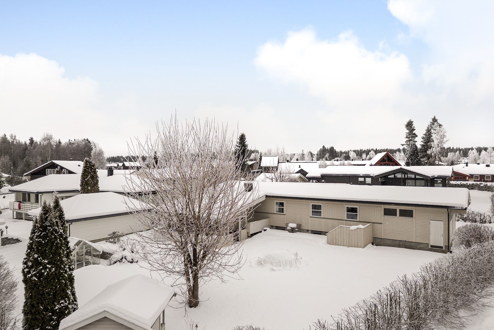 Romslig, solrik tomt på ca. 997,4 kvm. Tomten er pent opparbeidet og har både lekestue og drivhus, samt inntilbygget garasje og bod. Galleribilde