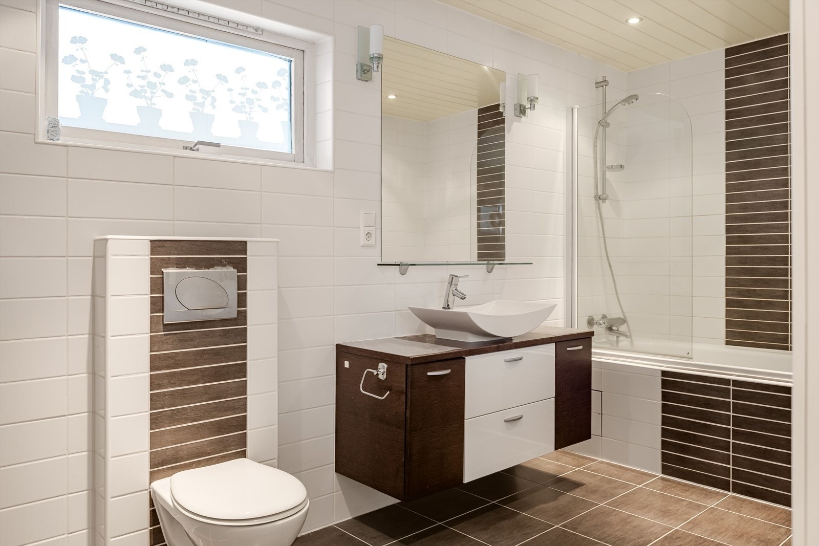 Baderommet varmes opp med elektrisk gulvvarme. Galleribilde