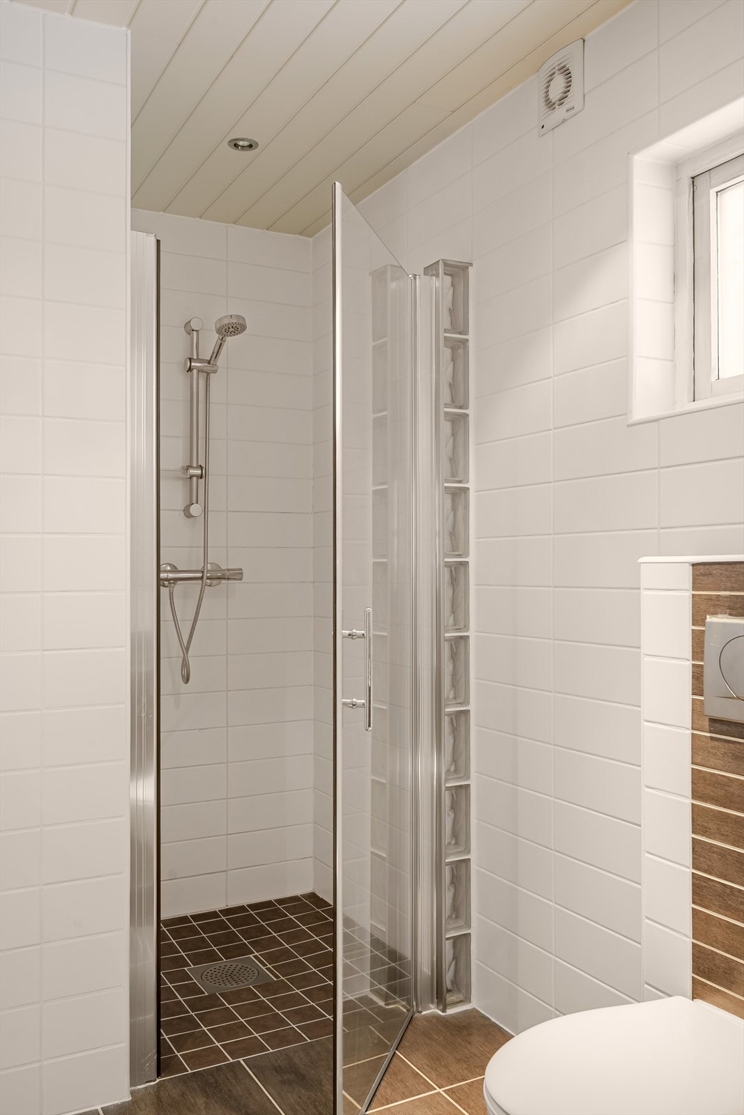 Baderommet er også innredet med dusjnisje, toalett og servant på innredning. Galleribilde