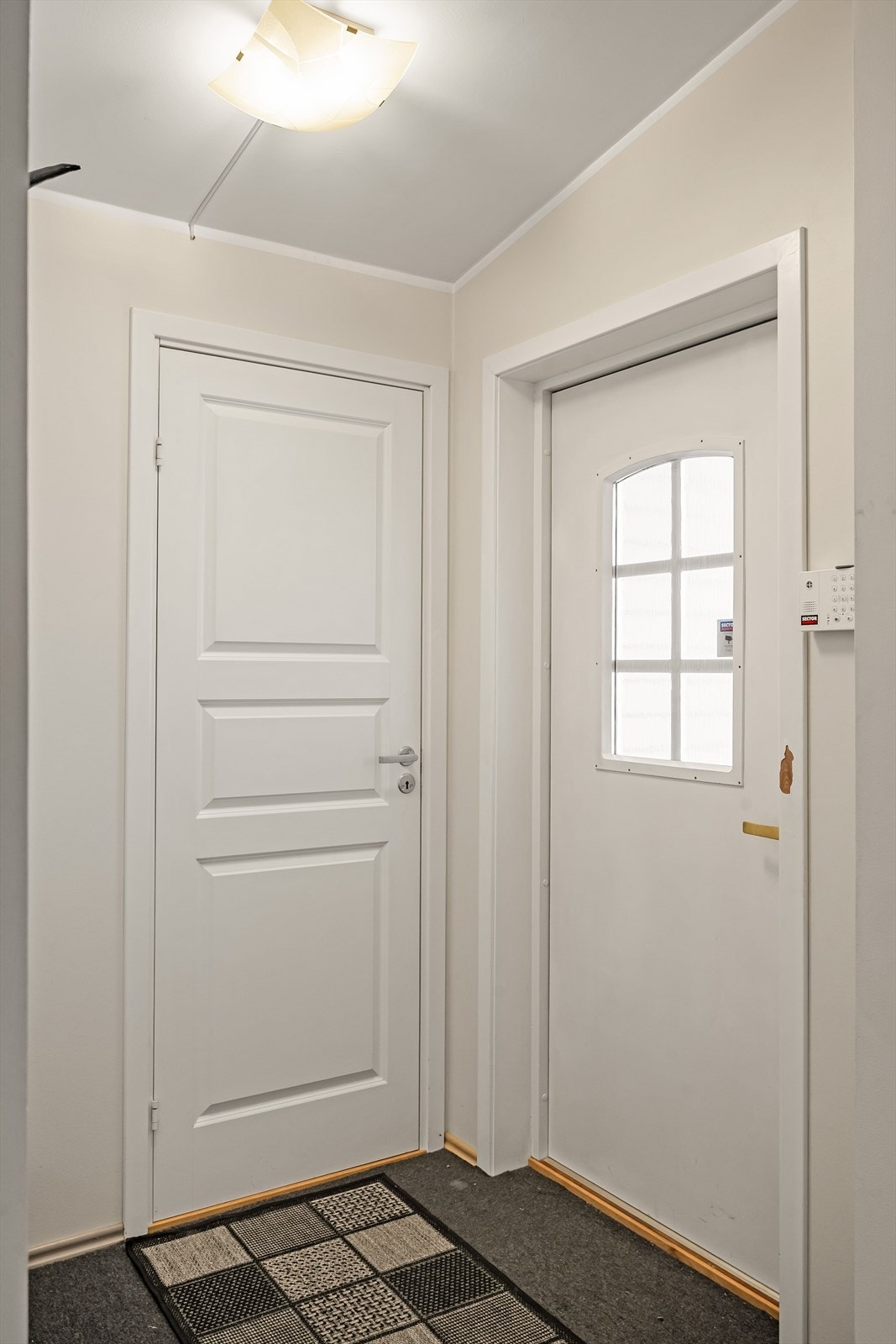 Vel inne i boligen er det direkte adkomst til et praktisk vaskerom på høyre side. Det er montert alarm i boligen. Galleribilde