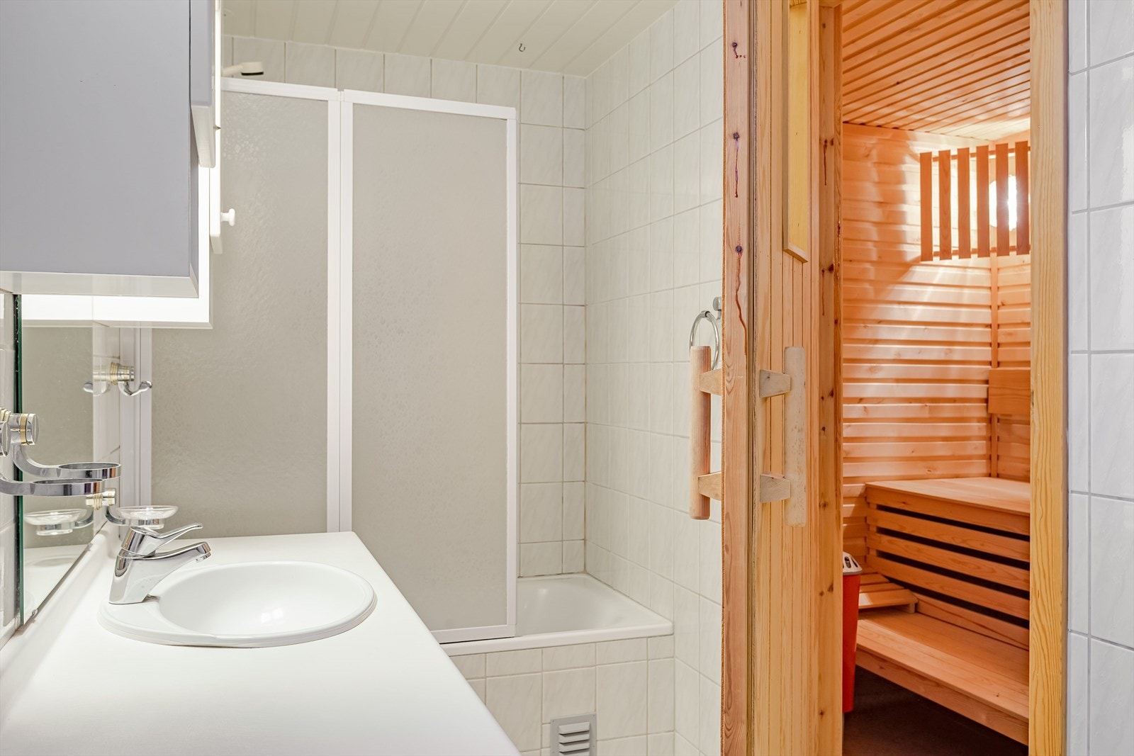 Fra baderommet er det adkomst til badstue, med sittebenker i tre og badstueovn. Galleribilde