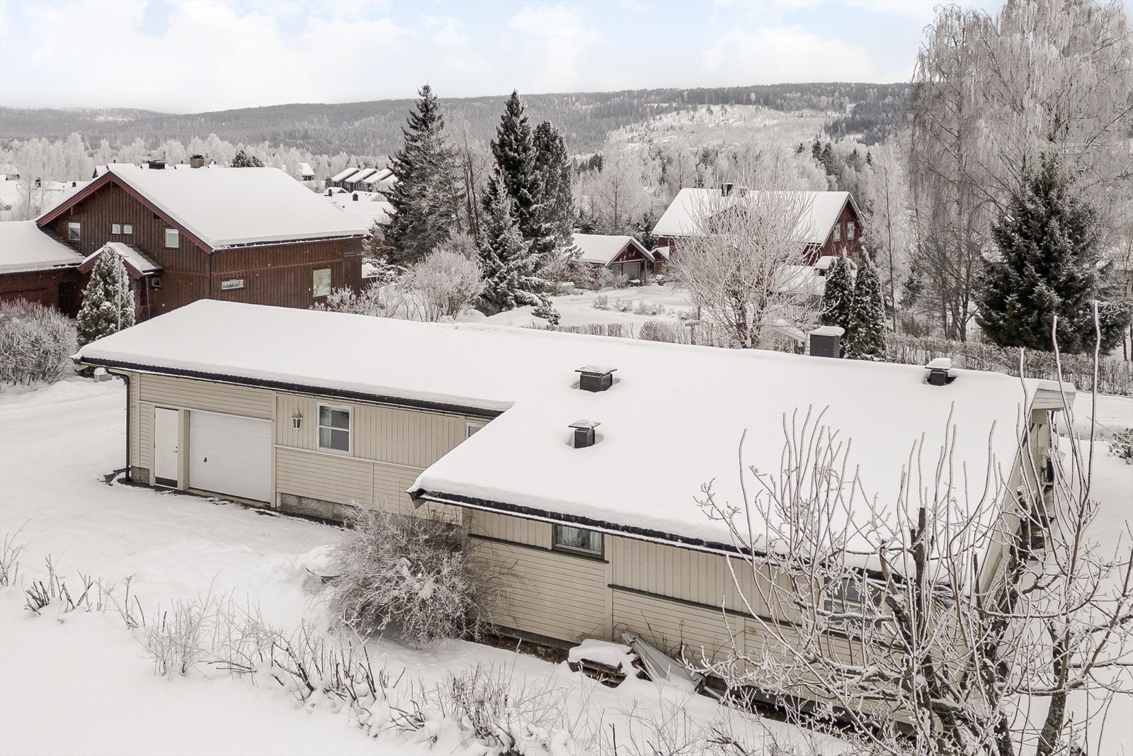 Flott beliggenhet i et stille og rolig boligområde beliggende på en høyde med noe utsikt. Galleribilde